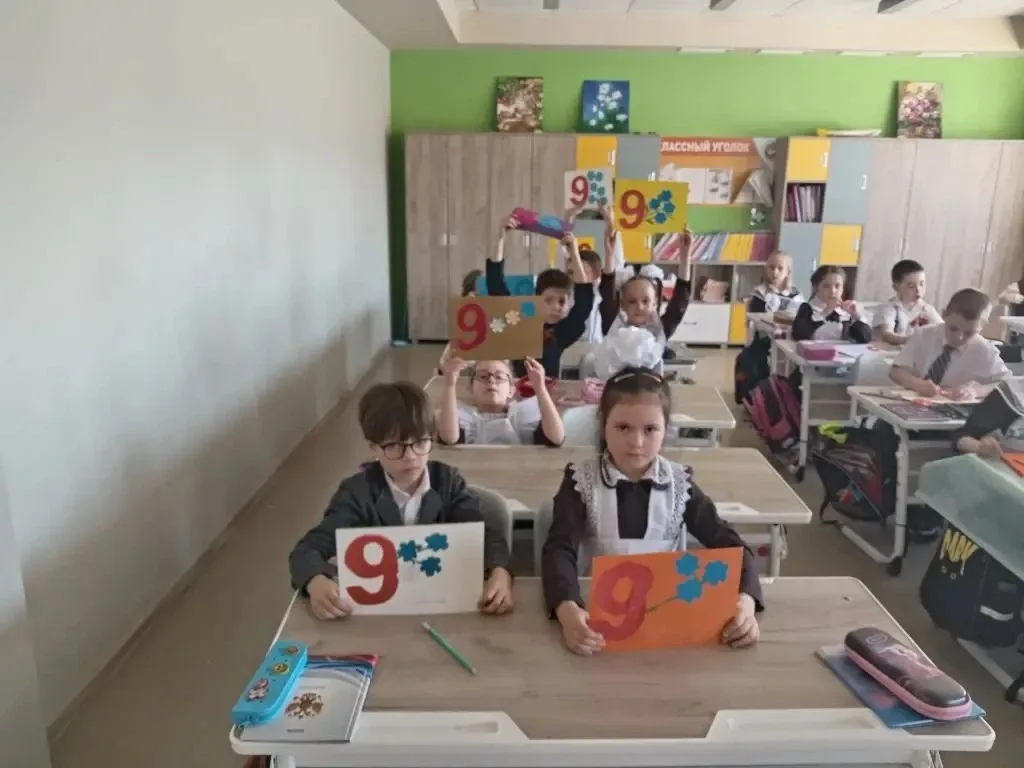 1 "А" класс, в преддверии  праздника Дня Победы, создали в классе Стену Памяти. Ребята принесли порт