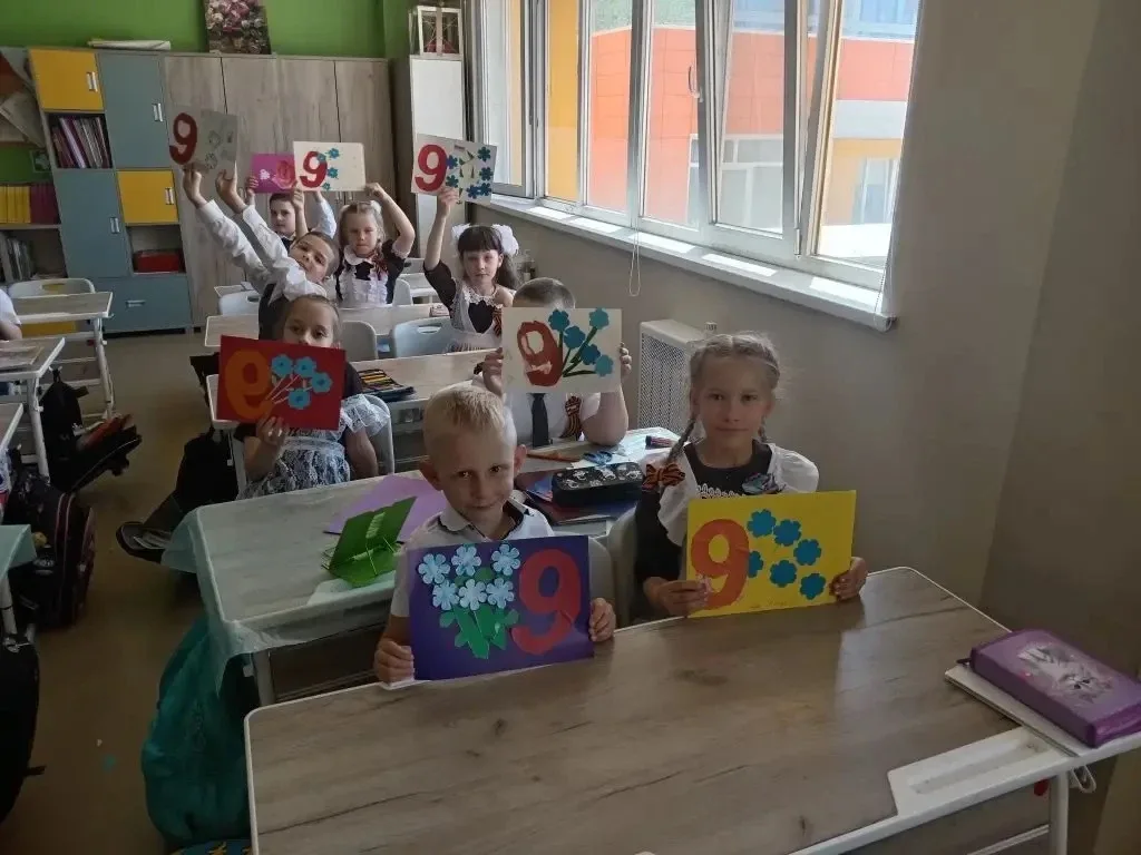 1 "А" класс, в преддверии  праздника Дня Победы, создали в классе Стену Памяти. Ребята принесли порт