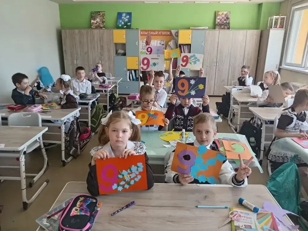 1 "А" класс, в преддверии  праздника Дня Победы, создали в классе Стену Памяти. Ребята принесли порт