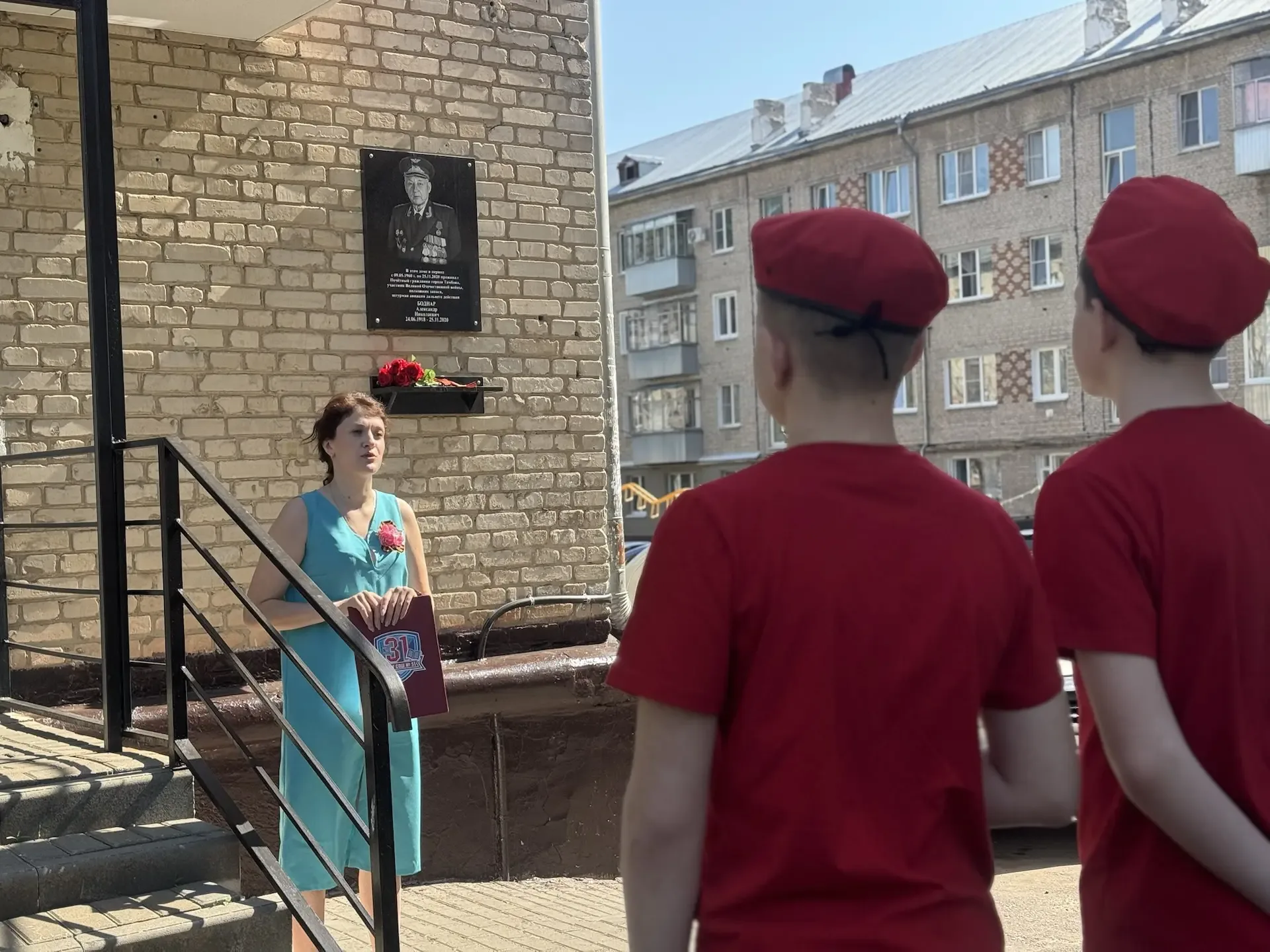 🕊️Сегодня юнармейцы и активисты Движения Первых приняли участие в возложении цветов к мемориальной д