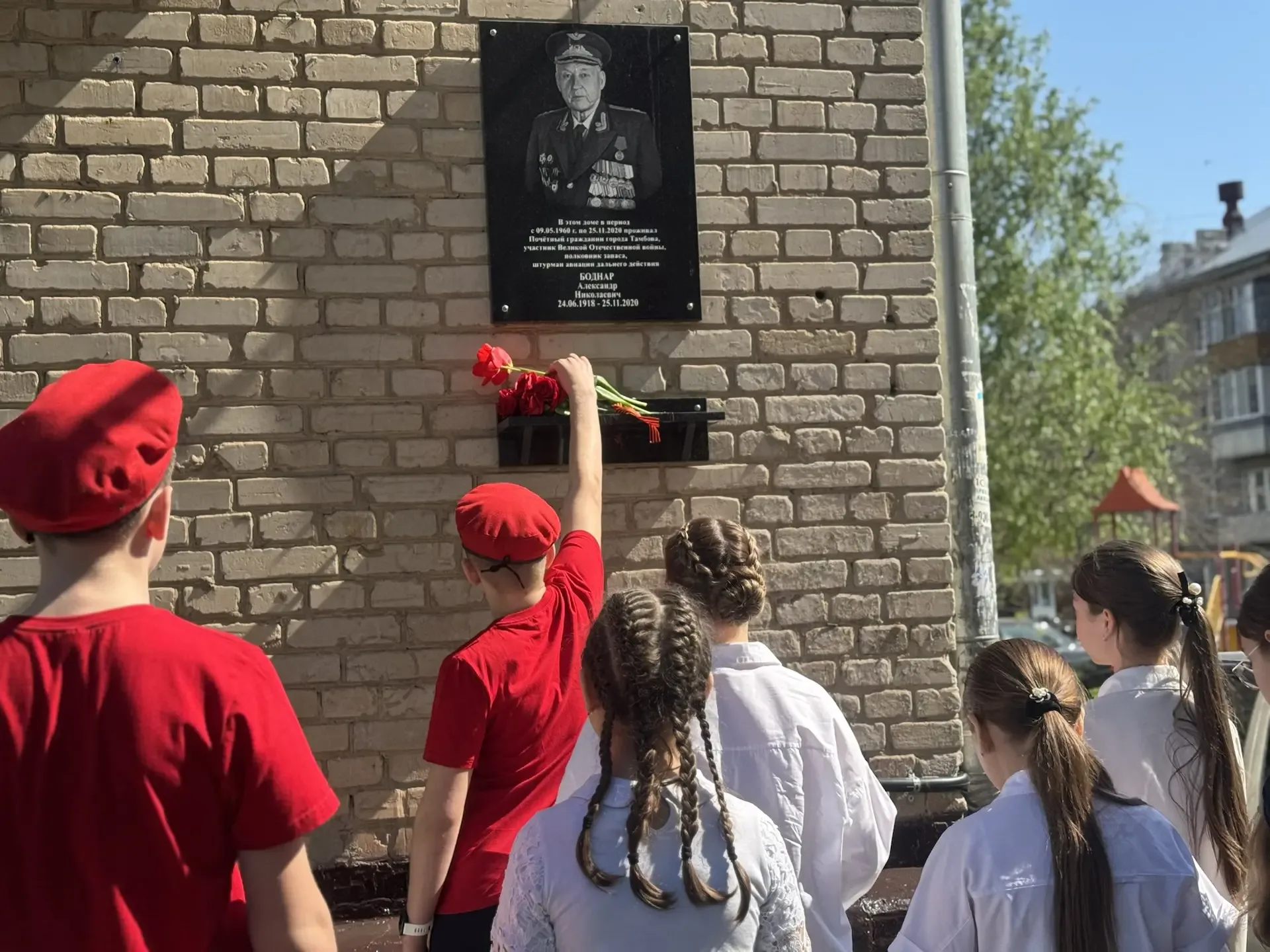🕊️Сегодня юнармейцы и активисты Движения Первых приняли участие в возложении цветов к мемориальной д