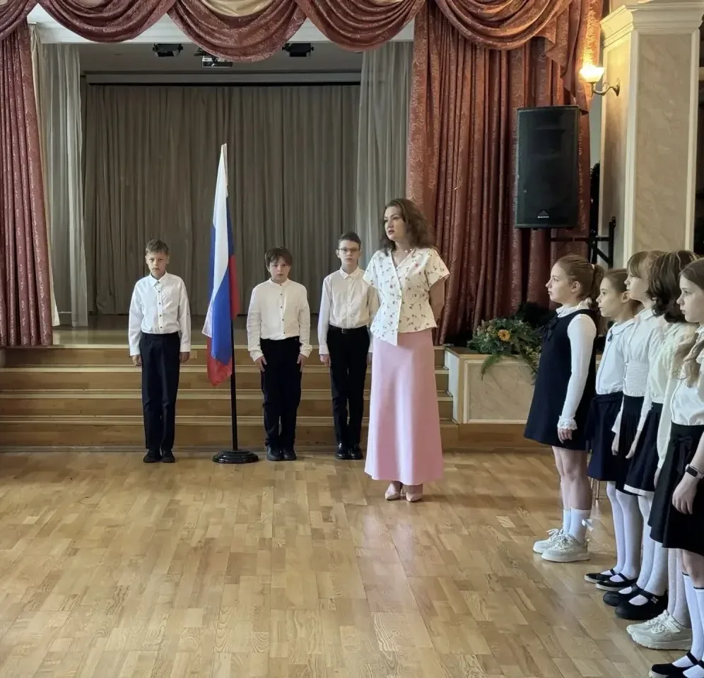 🇷🇺 В школьных корпусах — равнение на флаг!    Новая учебная неделя традиционно началась с торжествен