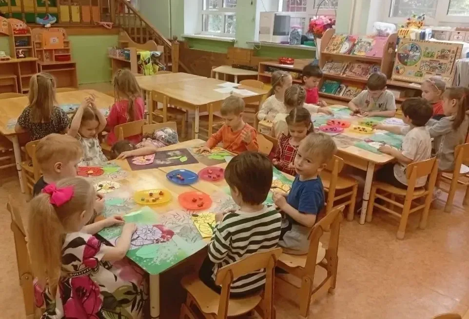 🌸 Творчество наших малышей! 🌸  Наши дошколята из средней группы создали настоящую красоту — яркие цв