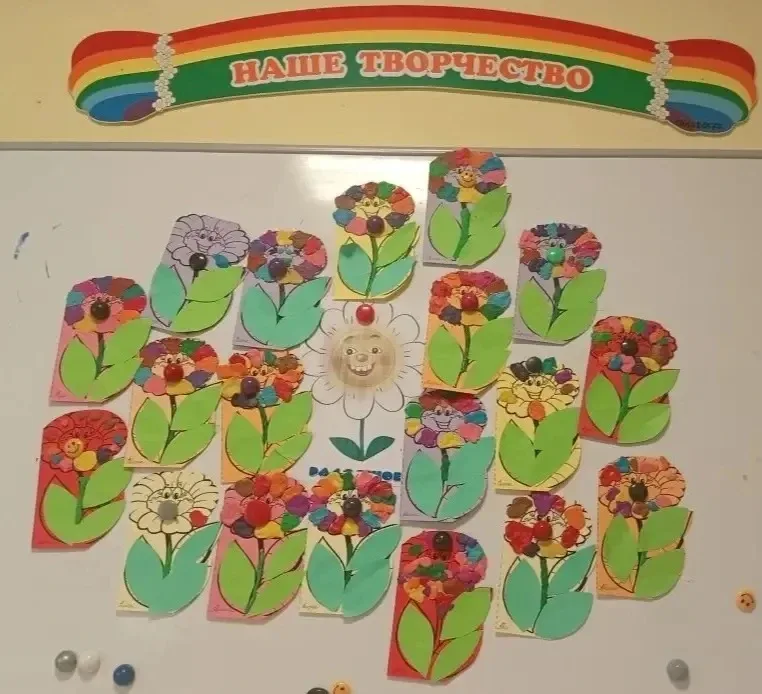 🌸 Творчество наших малышей! 🌸  Наши дошколята из средней группы создали настоящую красоту — яркие цв