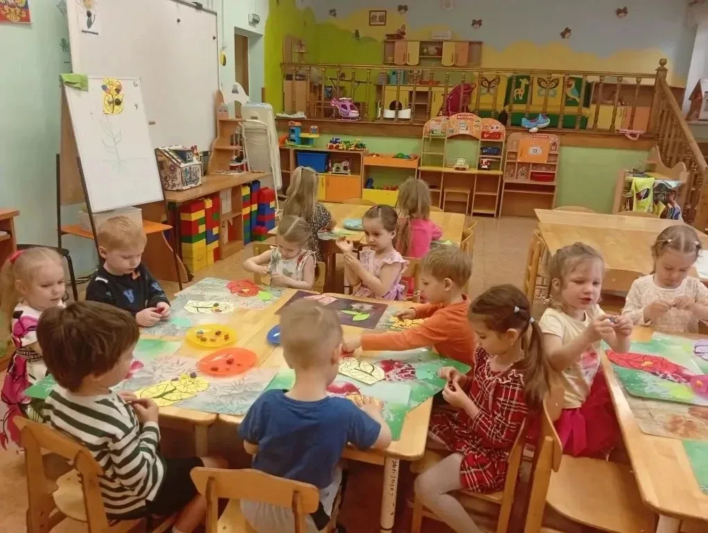 🌸 Творчество наших малышей! 🌸  Наши дошколята из средней группы создали настоящую красоту — яркие цв