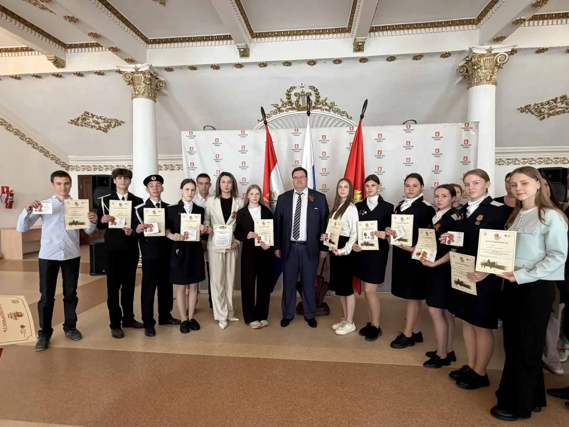 Юнармейцы школы награждены памятными знаками «Парада Памяти» 🎖🇷🇺    Сегодня в ДК им. В.И. Чапаева со