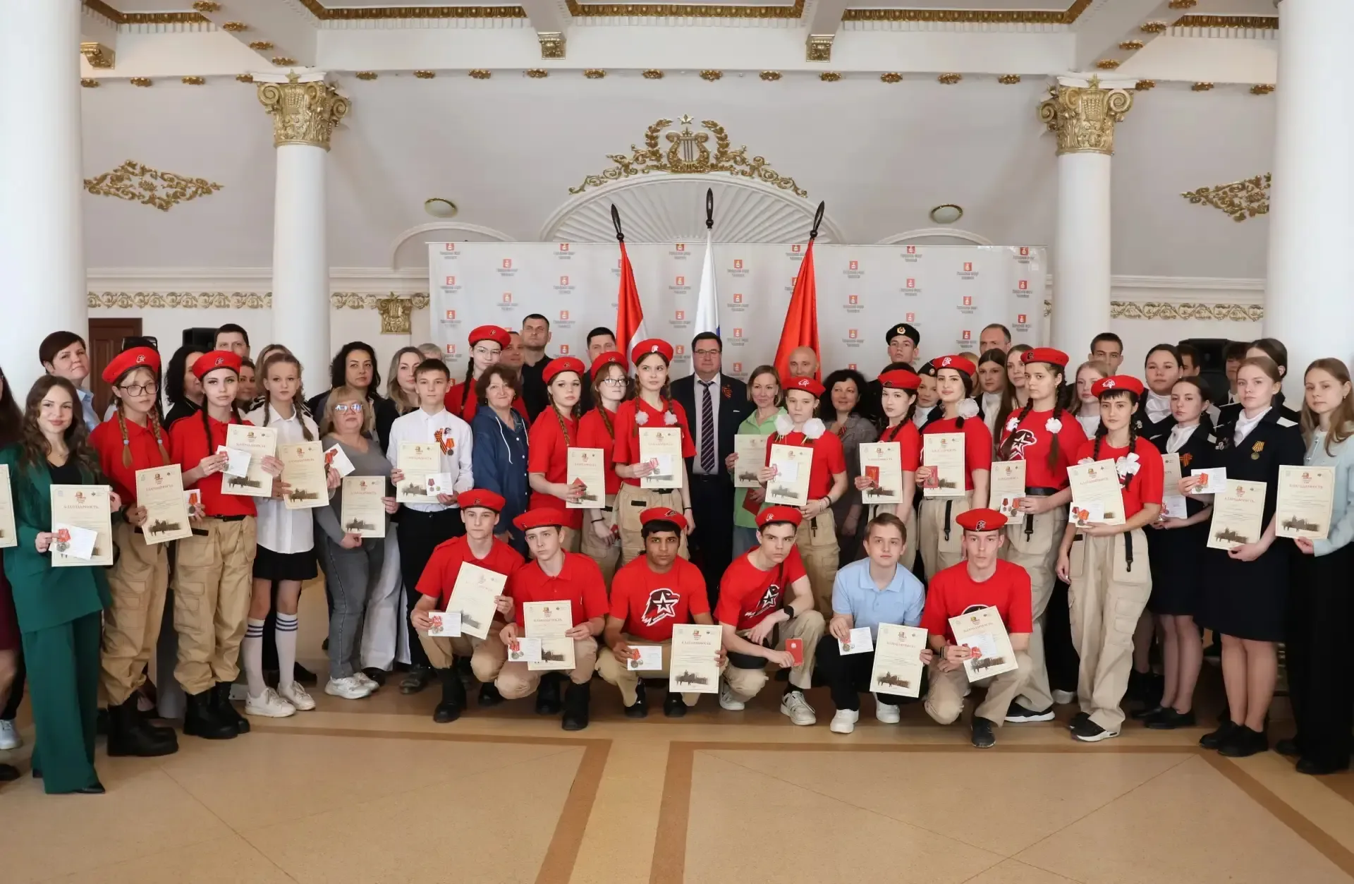 Юнармейцы школы награждены памятными знаками «Парада Памяти» 🎖🇷🇺    Сегодня в ДК им. В.И. Чапаева со