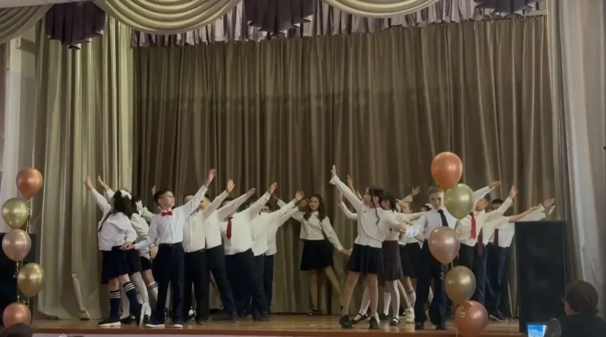 ✨ Выпускной в 4 классе: начало большого пути! ✨  Вчера в нашей школе прозвучал последний звонок для 
