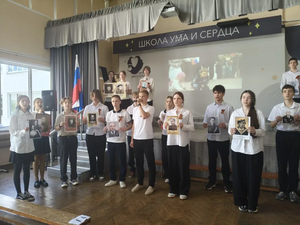В честь Дня Победы прошли хоровые концерты в 7-8 и 9-11 классах.   Ребята вспоминали нашего выпускни