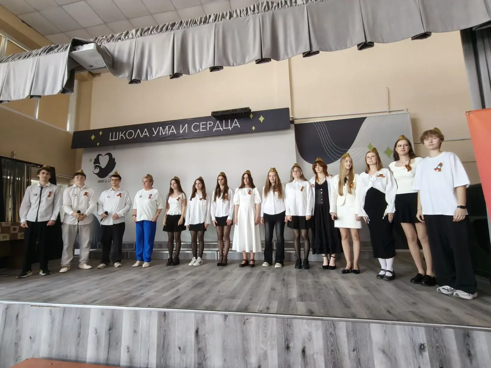 В честь Дня Победы прошли хоровые концерты в 7-8 и 9-11 классах.   Ребята вспоминали нашего выпускни