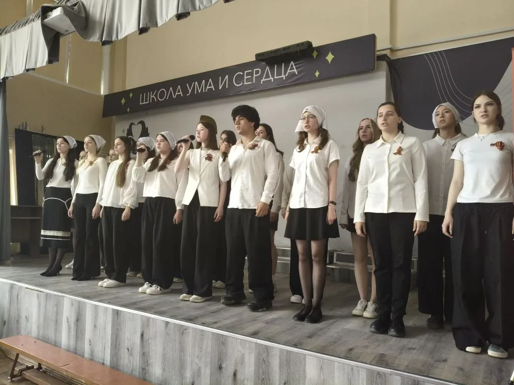 В честь Дня Победы прошли хоровые концерты в 7-8 и 9-11 классах.   Ребята вспоминали нашего выпускни