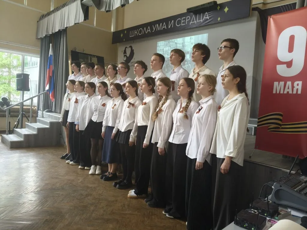 В честь Дня Победы прошли хоровые концерты в 7-8 и 9-11 классах.   Ребята вспоминали нашего выпускни