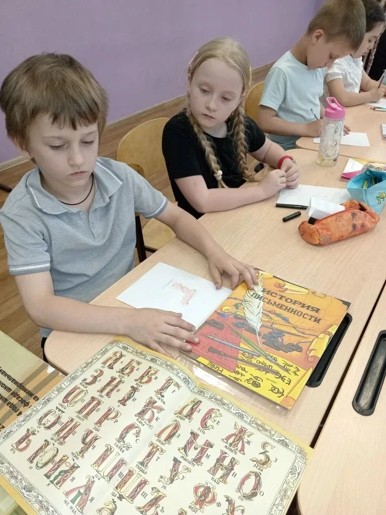Сегодня в 1 - В классе( кл.рук.Зуева И. М.) прошёл классный час посвящённый Дню славянской письменно