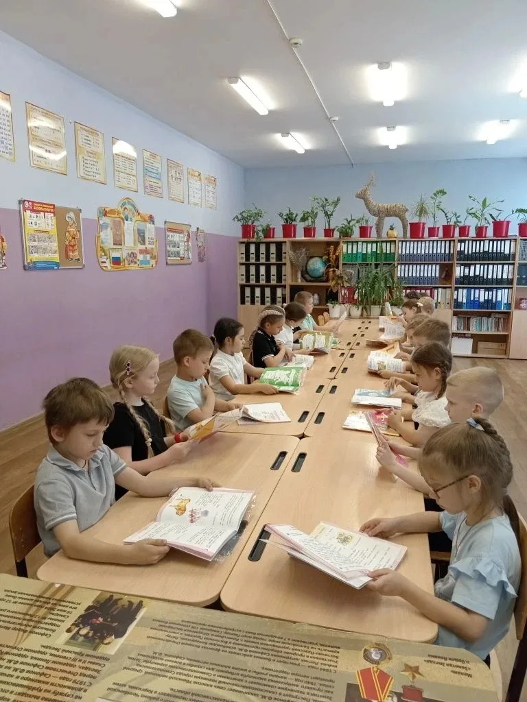 Сегодня в 1 - В классе( кл.рук.Зуева И. М.) прошёл классный час посвящённый Дню славянской письменно
