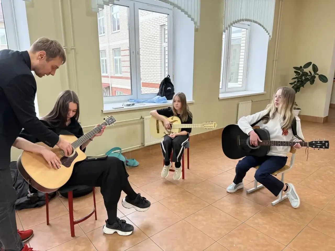 🎸🎹  Наши юные гитаристы и пианисты уже взяли первые аккорды, разобрали три крутых техники игры и… ус