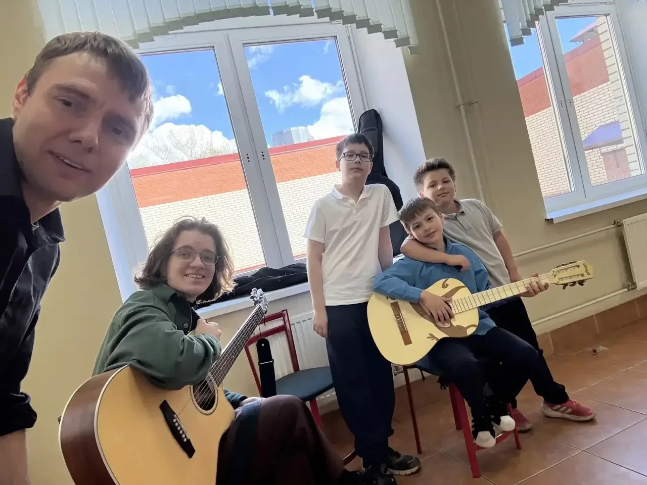 🎸🎹  Наши юные гитаристы и пианисты уже взяли первые аккорды, разобрали три крутых техники игры и… ус