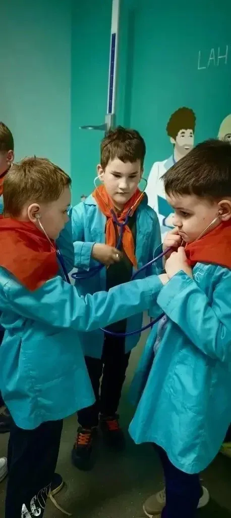 🧸🚒 Профессия с пелёнок: как наши первые классы покоряли Кидбург!  12 мая учащиеся 1 «А» и 1 «Д» клас