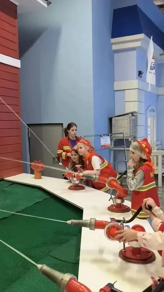 🧸🚒 Профессия с пелёнок: как наши первые классы покоряли Кидбург!  12 мая учащиеся 1 «А» и 1 «Д» клас
