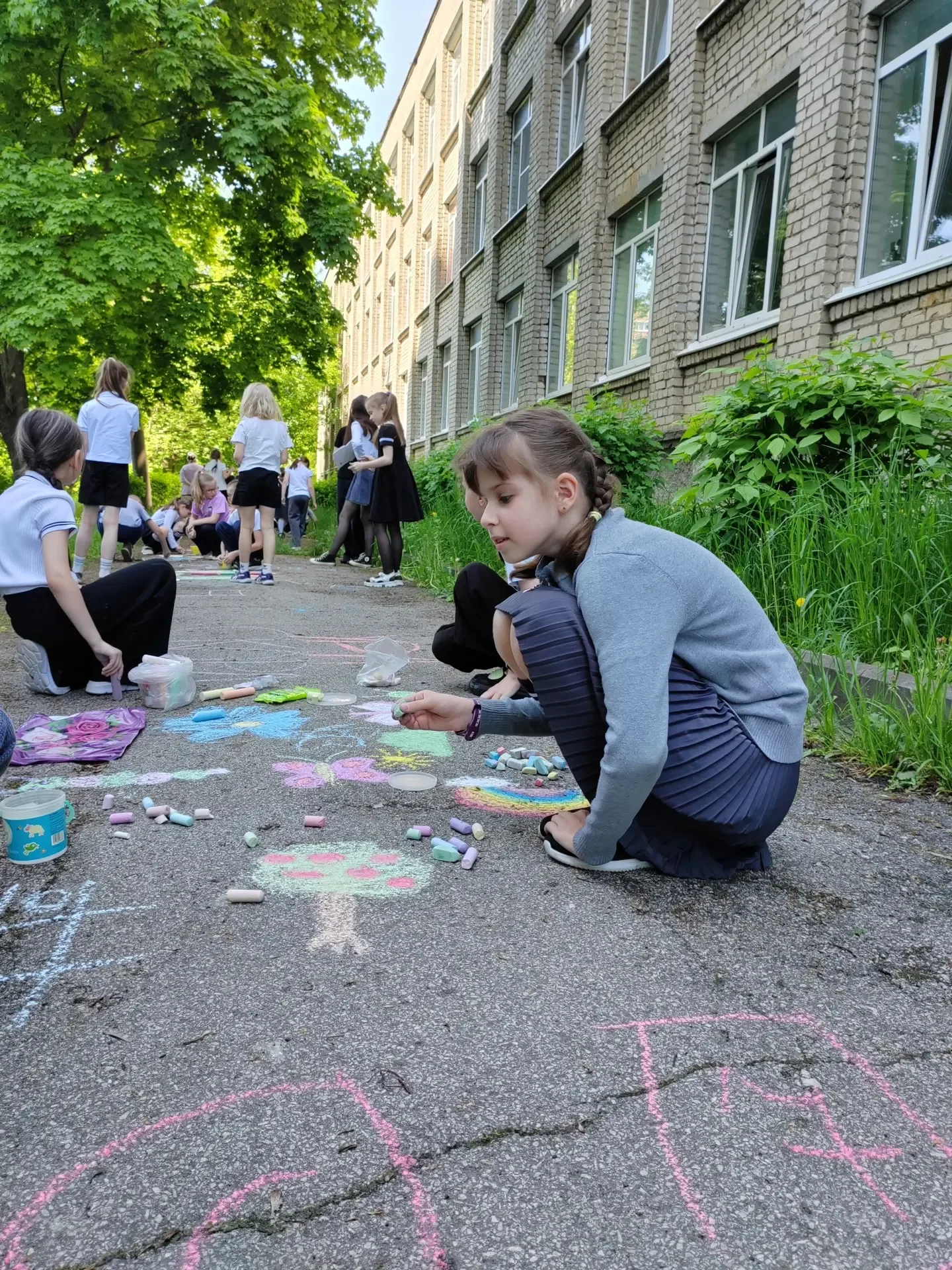 «Краски радуги» на асфальте: как мы отметили День детских общественных объединений Что может быть яр
