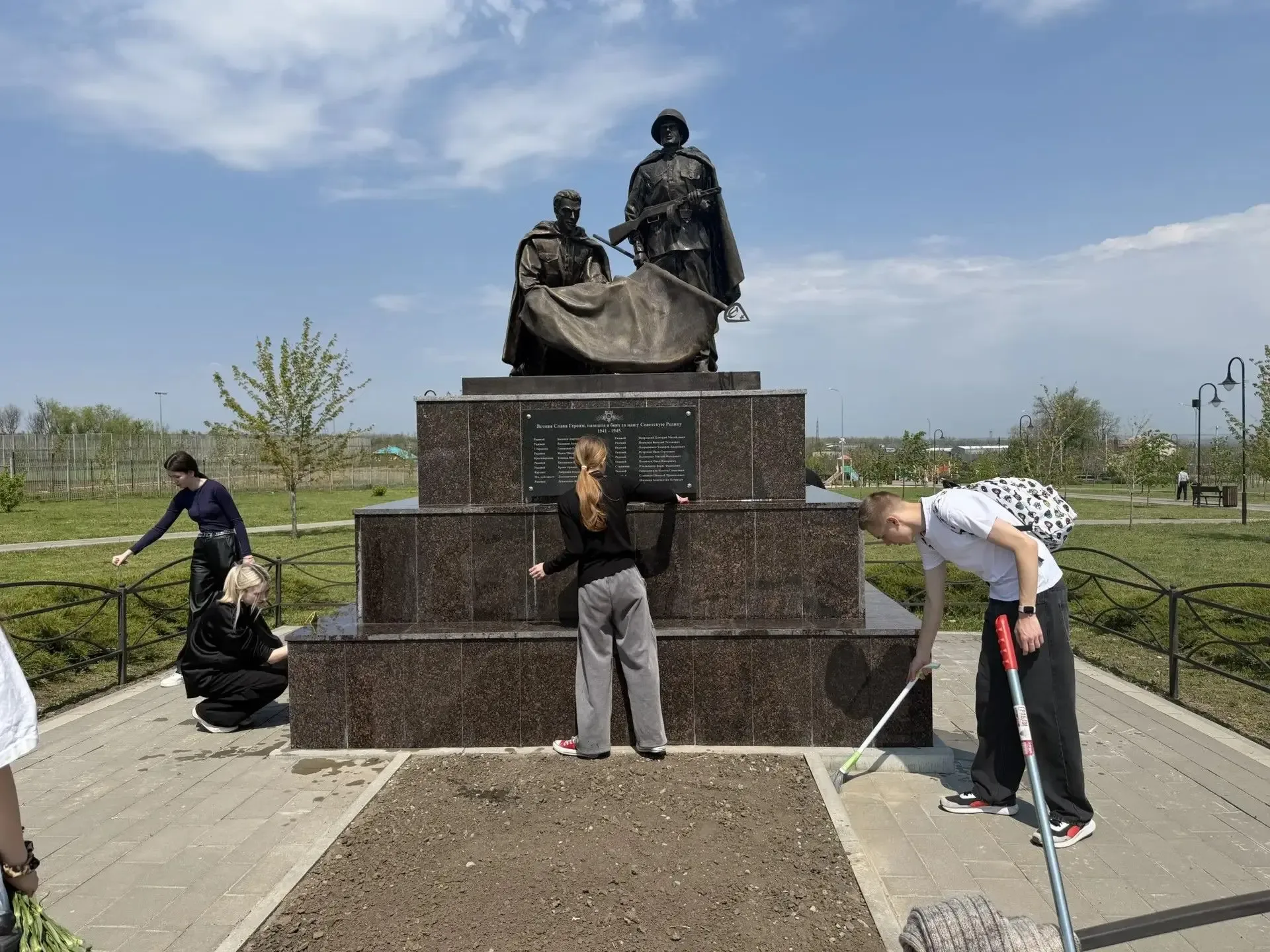 Тишина в сквере и благодарность в сердце. 🙏 Есть дела, после которых на душе становится теплее. Сего
