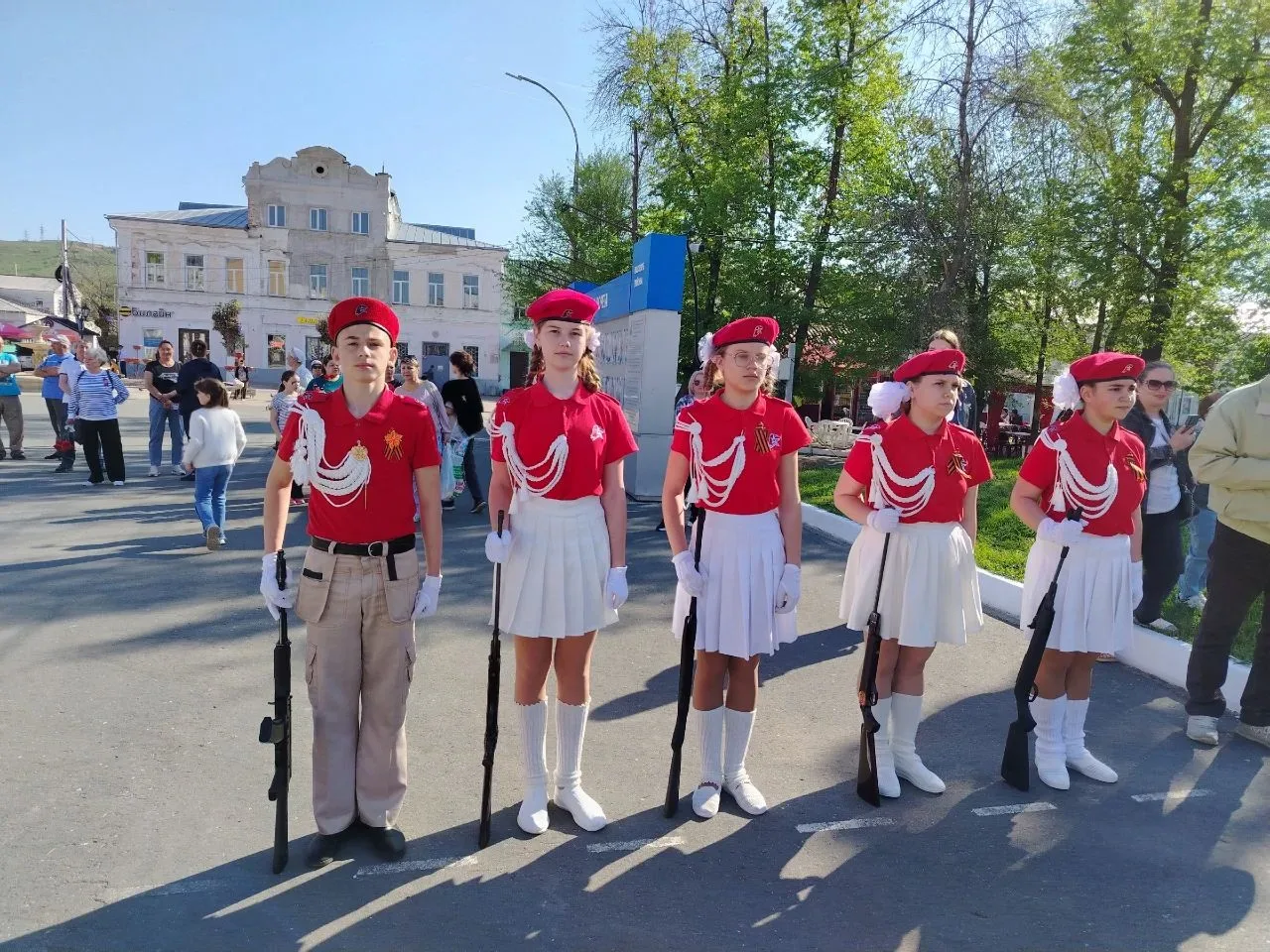 🇷🇺ЮНАРМИЯ В ДЕЙСТВИИ🇷🇺  🎖️ 🌸 9 Мая: помним и чтим! 🌸🎖️   Юнармейцы  7 «А» под руководством Кочерягин