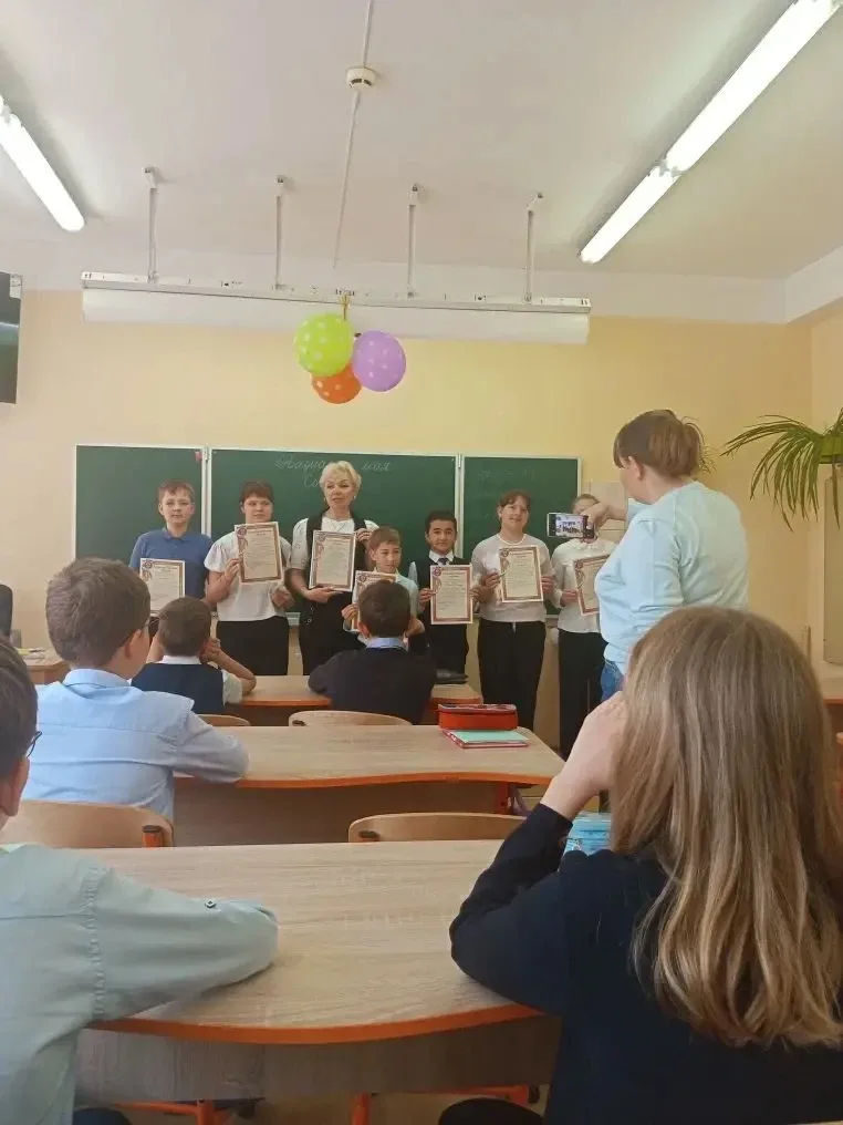 🌟 Ученики 4 «Г» класса приняли участие в выставке творческих работ, посвящённой Дню Победы, на базе 