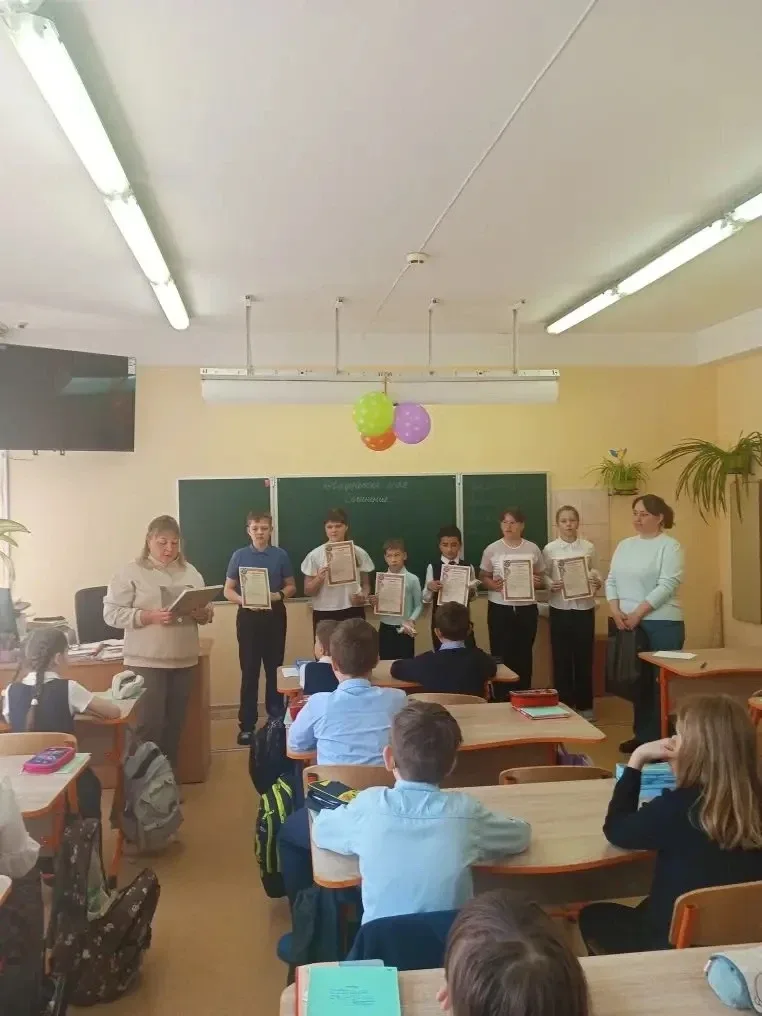 🌟 Ученики 4 «Г» класса приняли участие в выставке творческих работ, посвящённой Дню Победы, на базе 