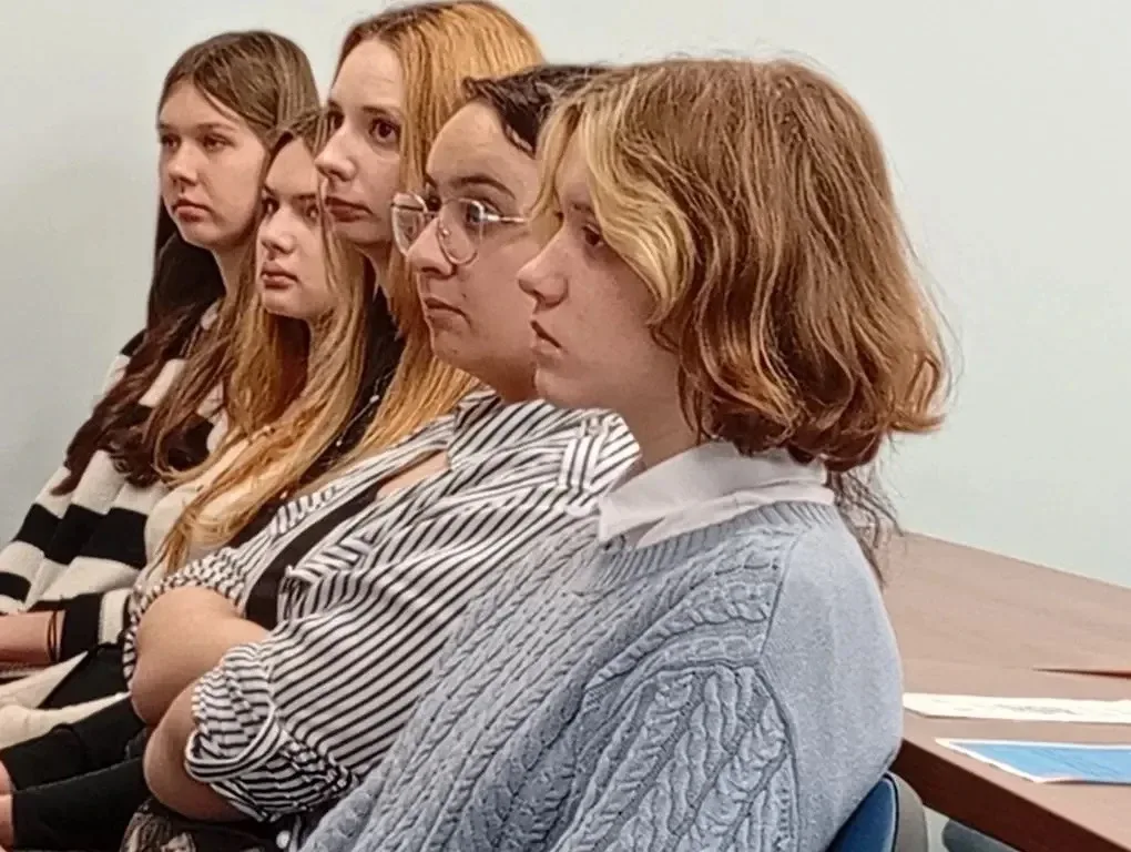 18.05.2026 ученики 10 в класса с классным руководителем  посетили экскурсию в Центр занятости Калини