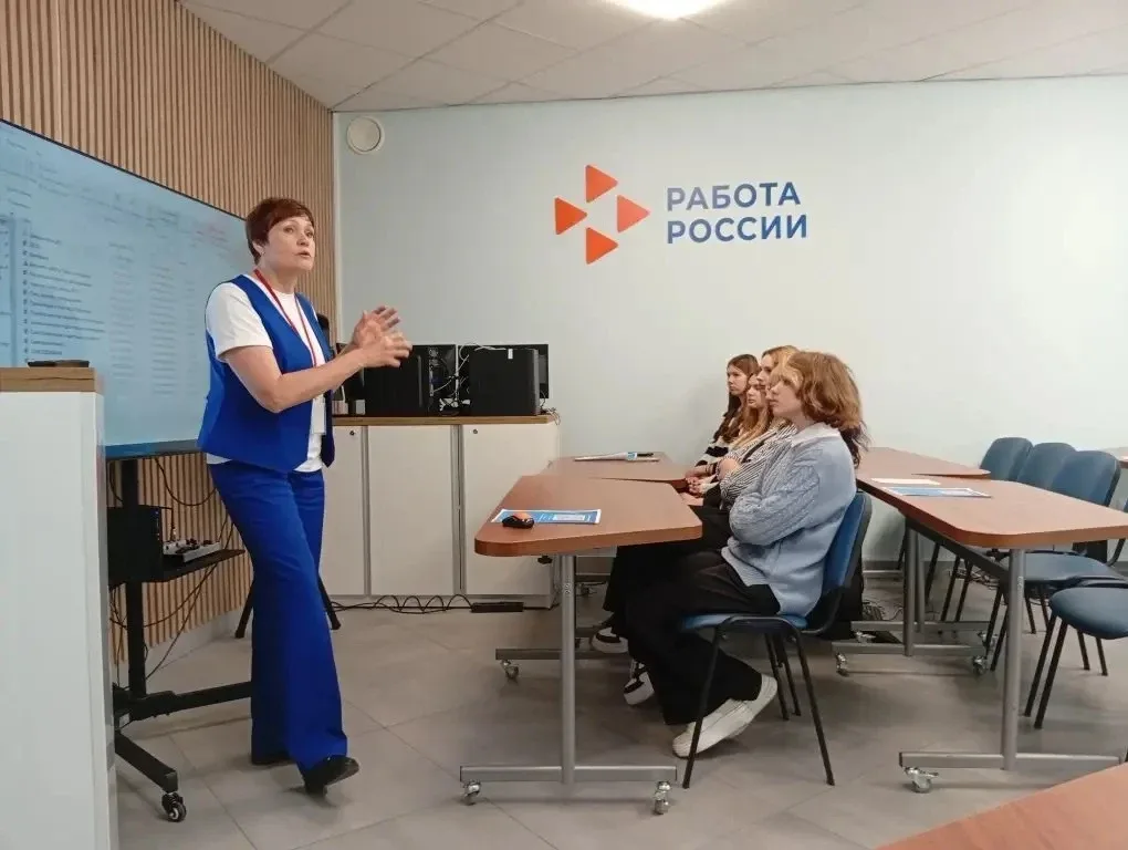 18.05.2026 ученики 10 в класса с классным руководителем  посетили экскурсию в Центр занятости Калини