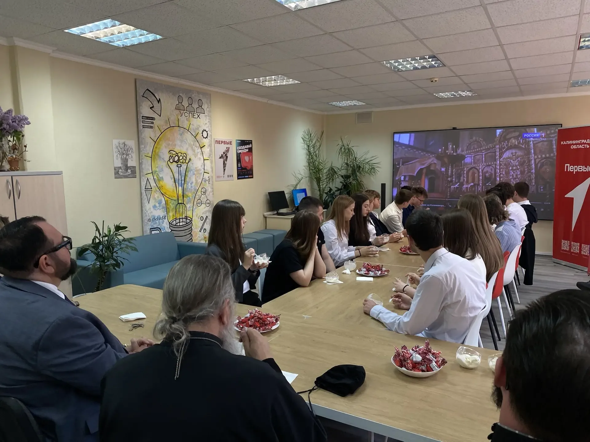 ✨ Важная встреча: в школе побывал митрополит Балтийский и Светлогорский Серафим ✨  Дорогие ученики, 