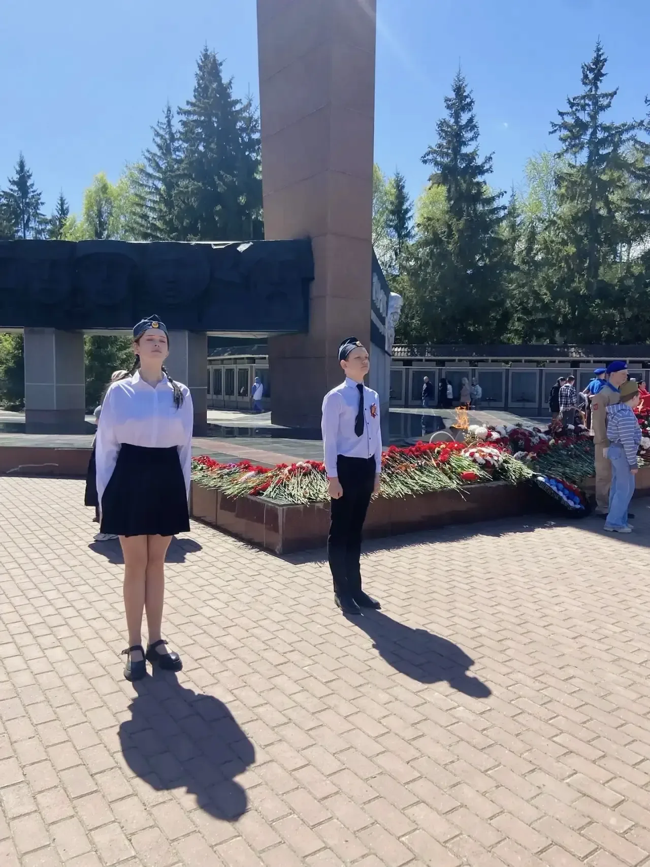 🌟 Сегодня учащиеся 7-х классов приняли участие в торжественной Вахте Памяти у Вечного огня. Для ребя