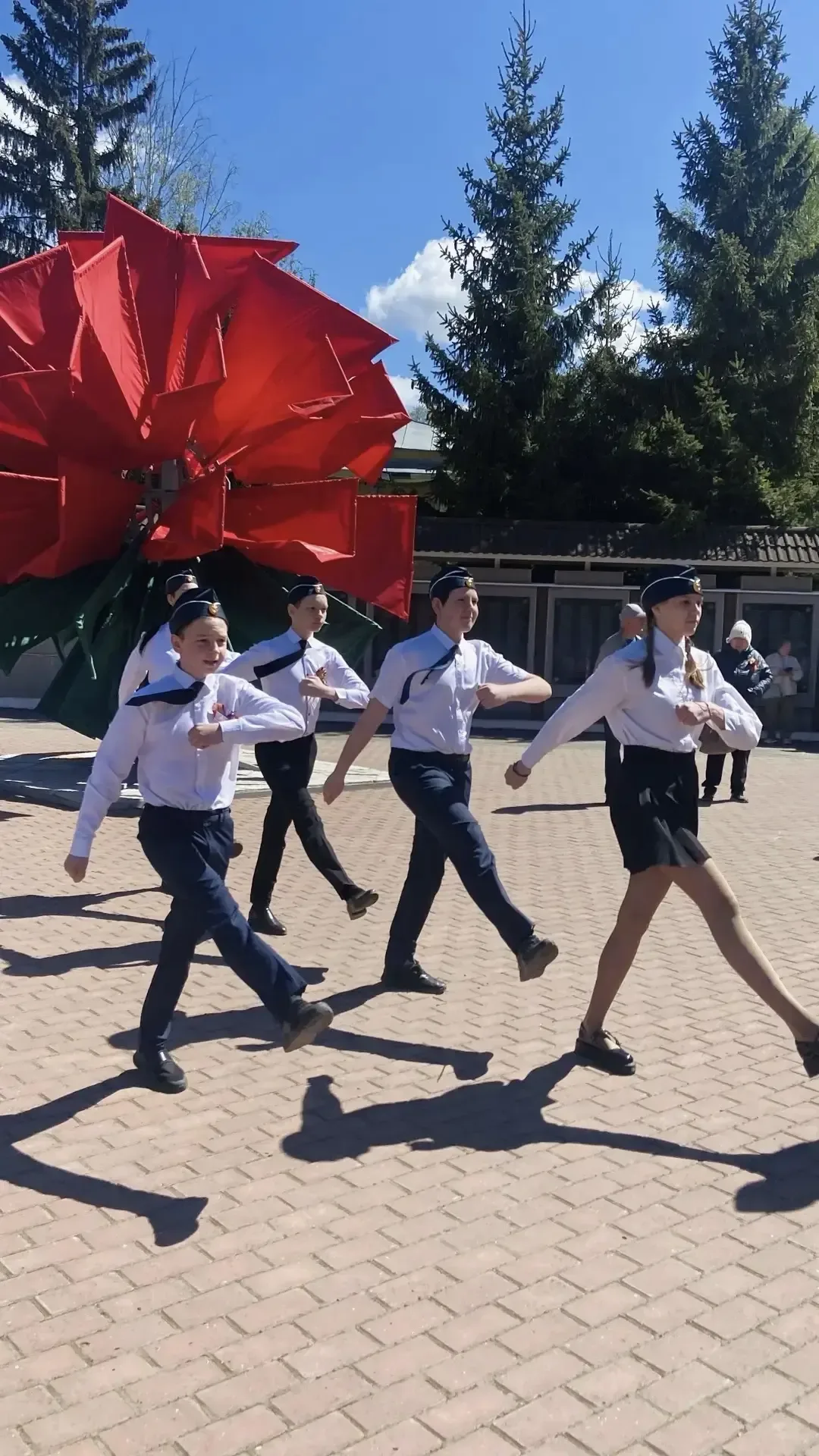 🌟 Сегодня учащиеся 7-х классов приняли участие в торжественной Вахте Памяти у Вечного огня. Для ребя