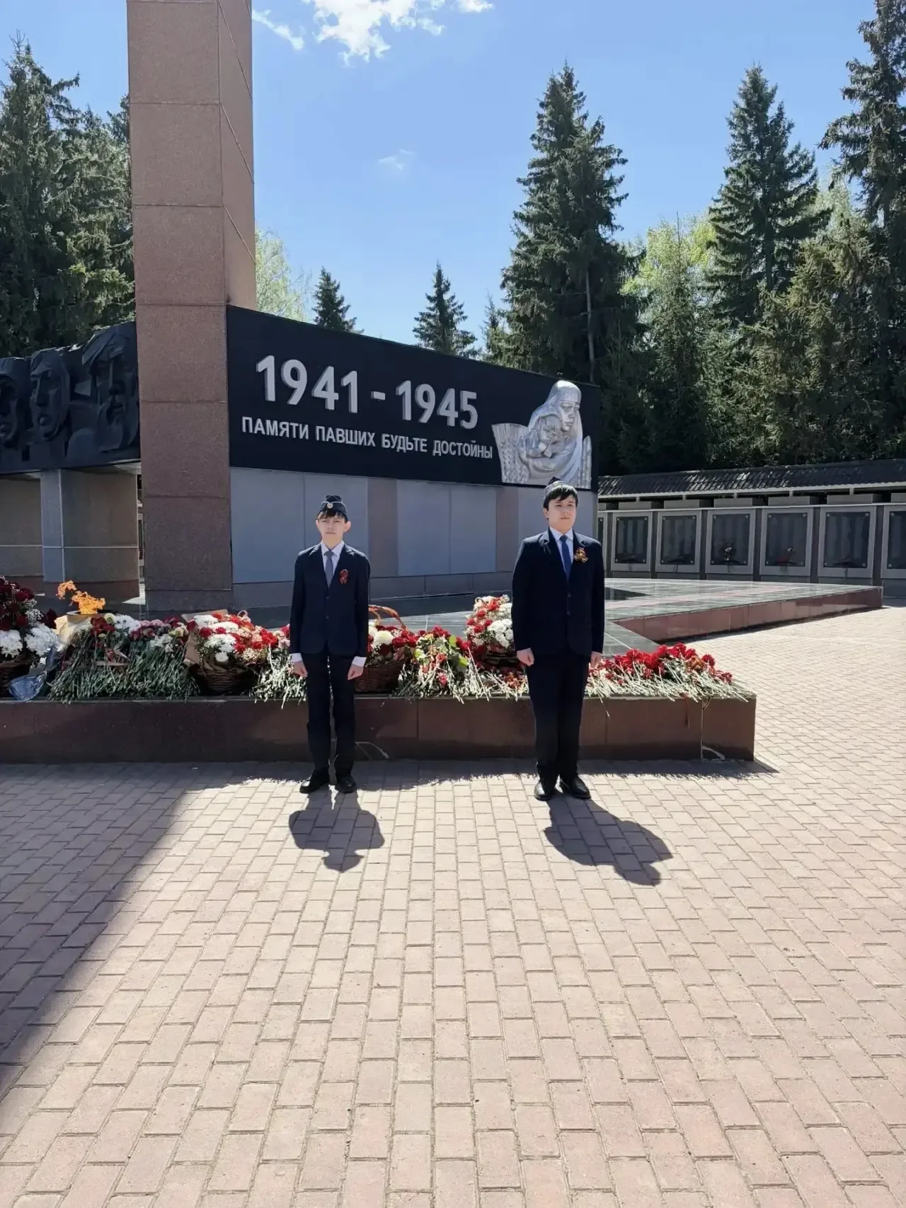 🌟 Сегодня учащиеся 7-х классов приняли участие в торжественной Вахте Памяти у Вечного огня. Для ребя