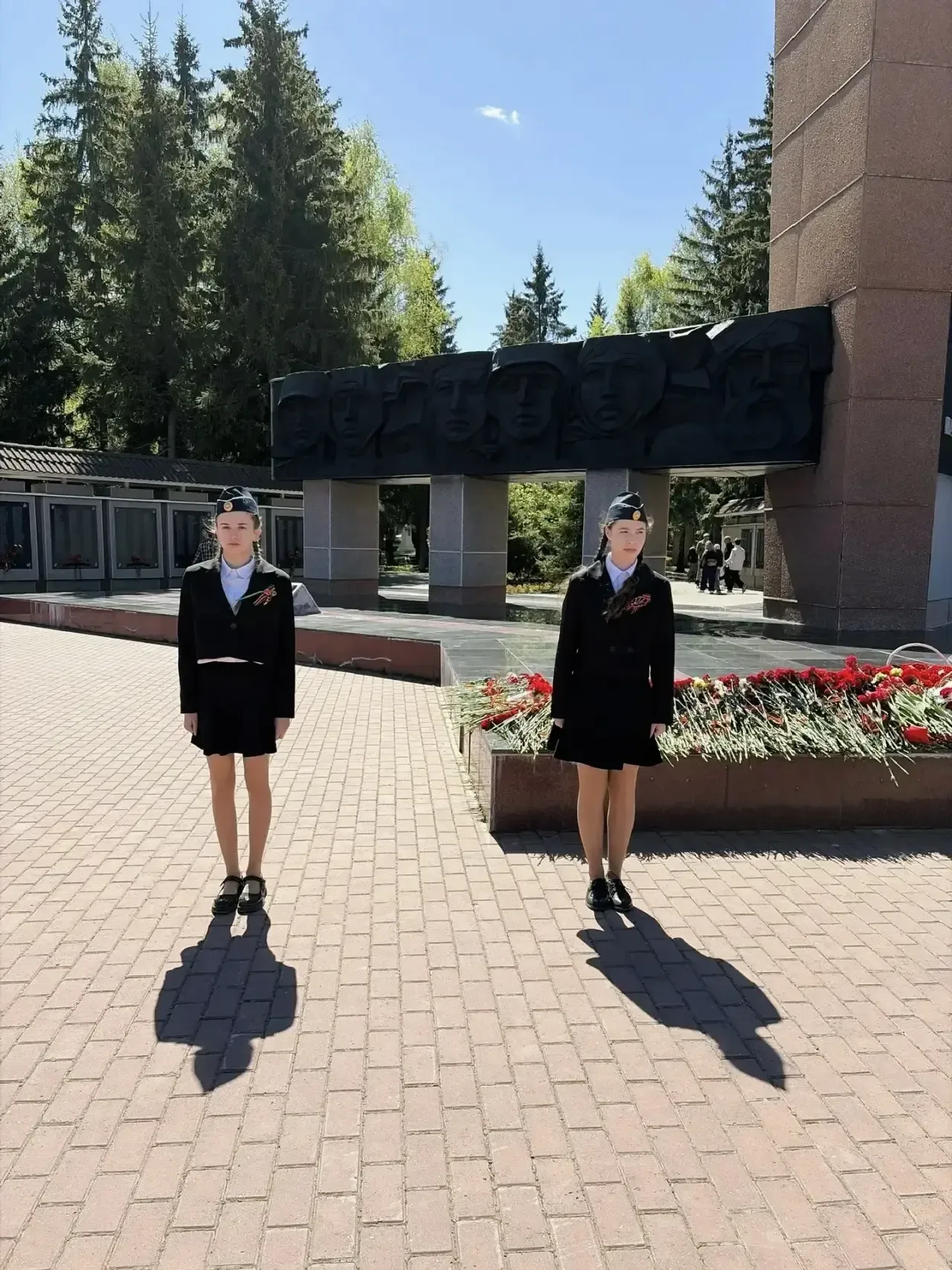 🌟 Сегодня учащиеся 7-х классов приняли участие в торжественной Вахте Памяти у Вечного огня. Для ребя