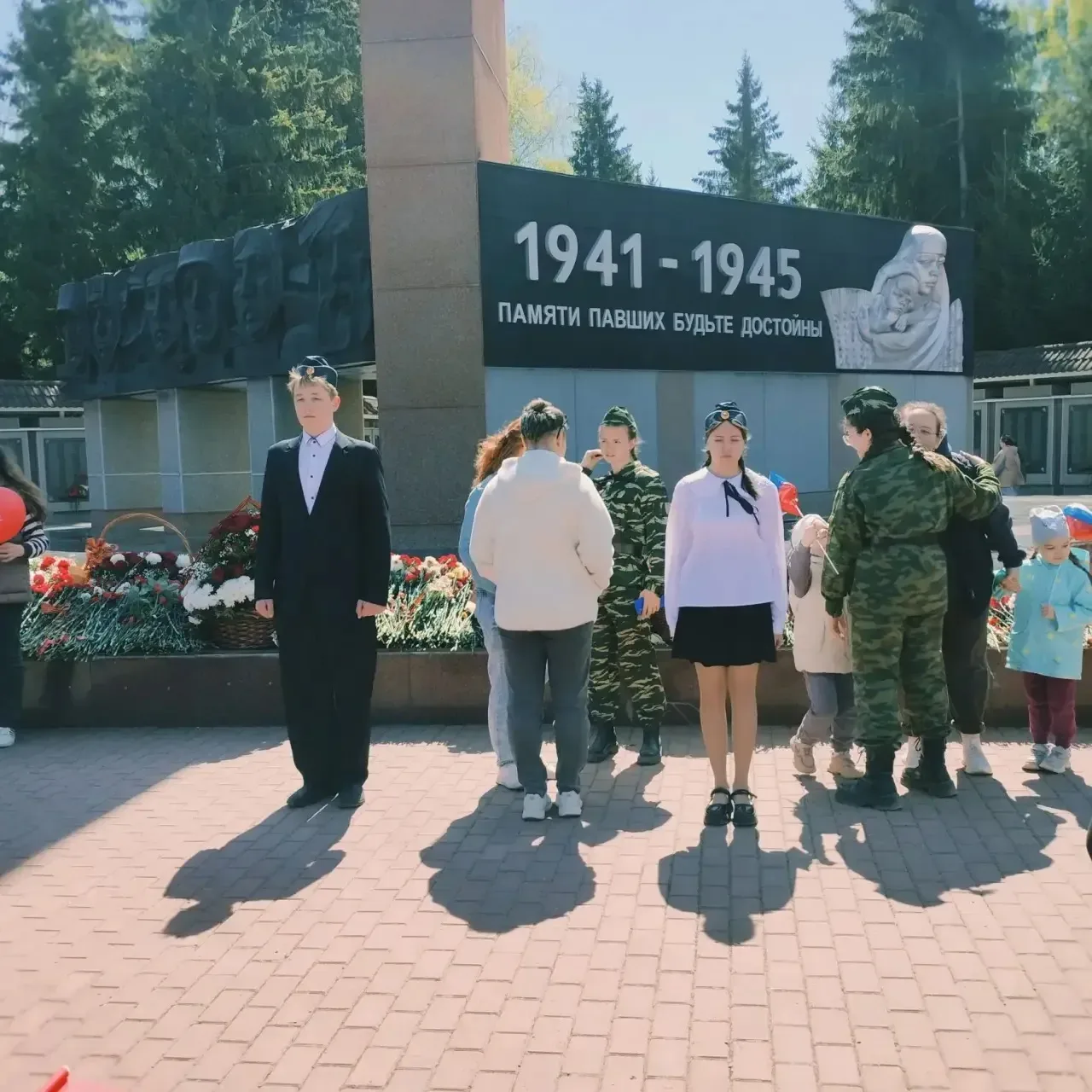🌟 Сегодня учащиеся 7-х классов приняли участие в торжественной Вахте Памяти у Вечного огня. Для ребя