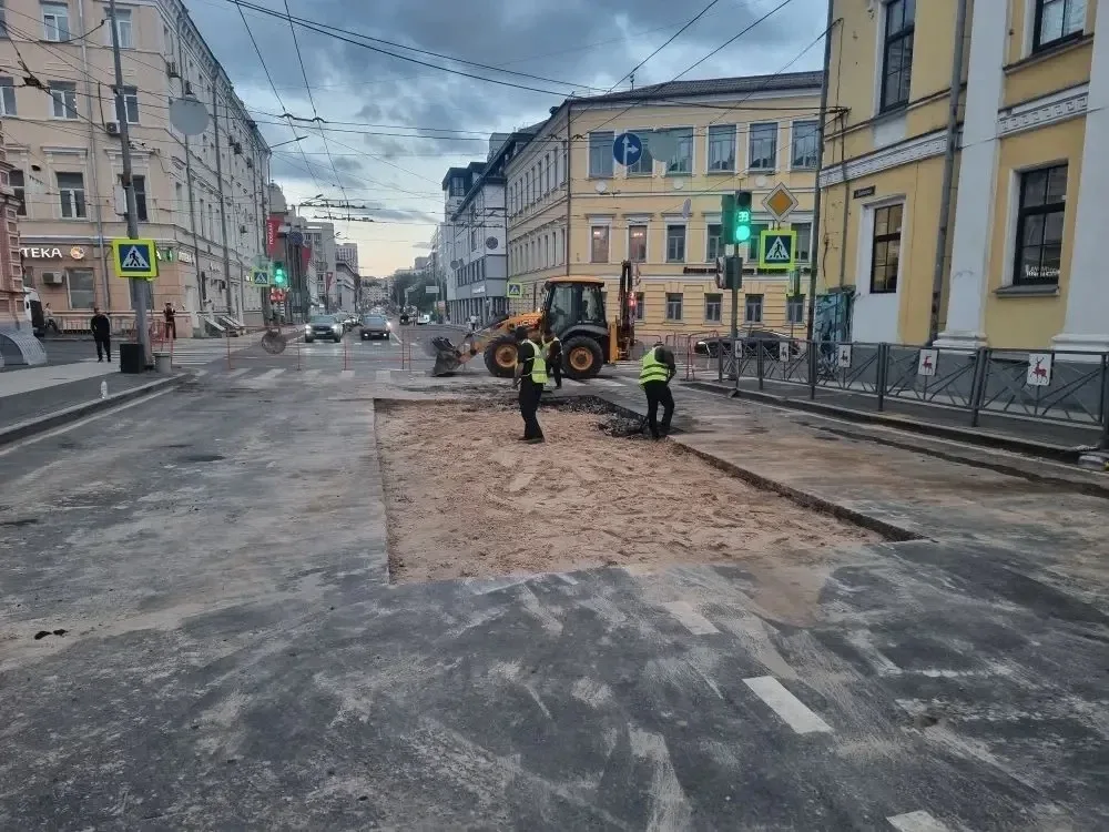 На ул. Варварской приступили к восстановлению дорожного полотна.