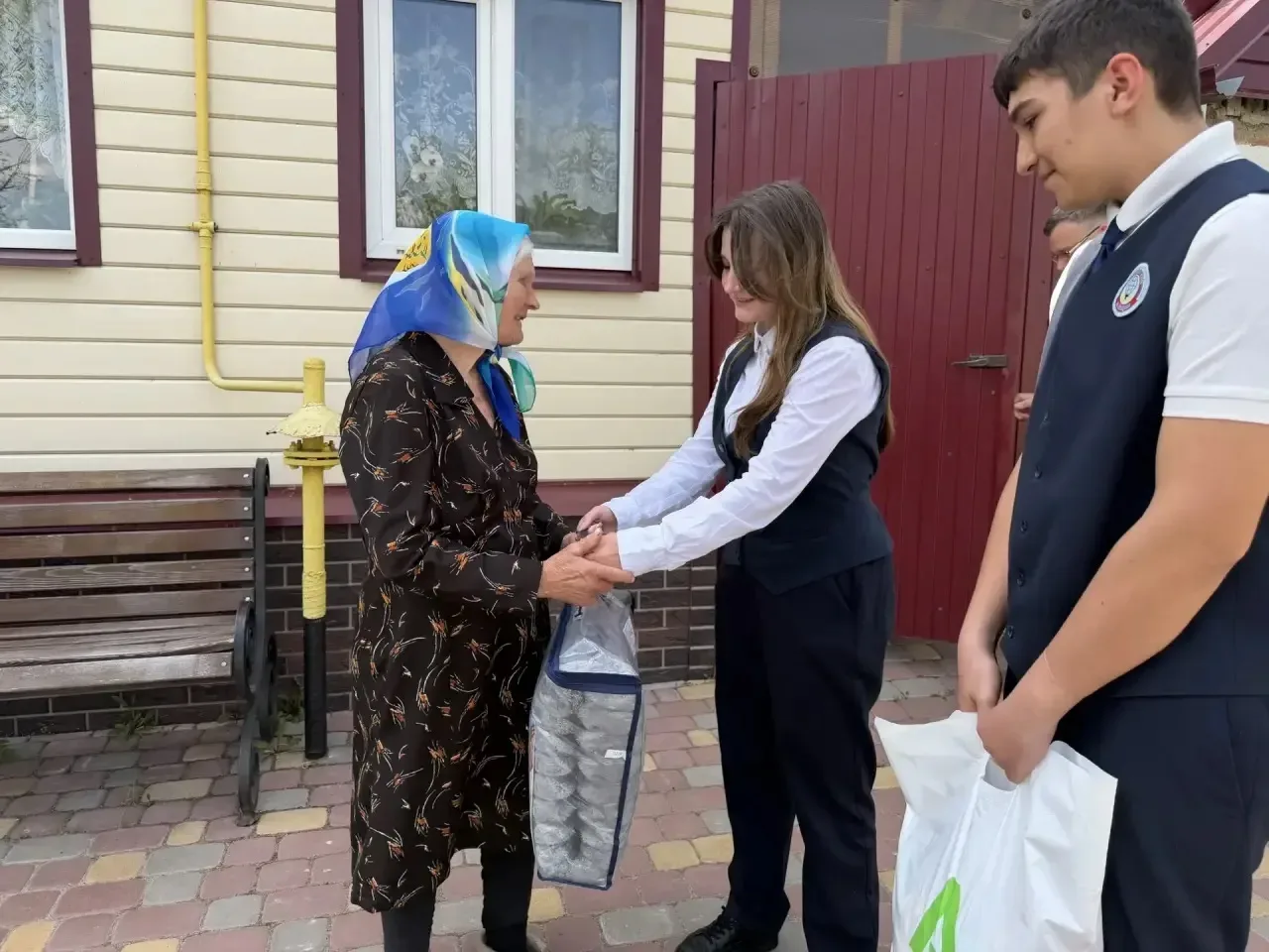 🎖 Волонтёры Победы поздравили ветеранов  В преддверии Дня Победы обучающиеся нашей школы — участники