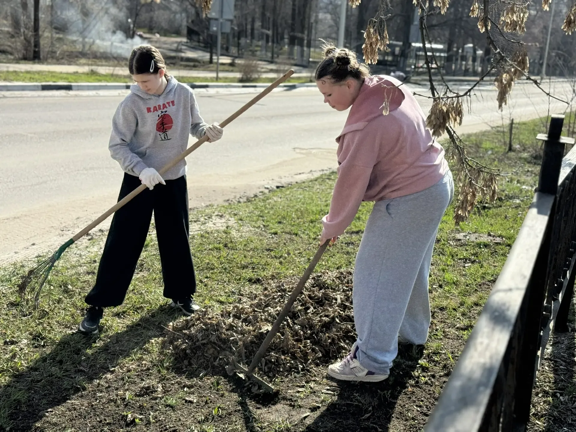 🌿 В нашей школе прошел весенний субботник в рамках акции «Всероссийский субботник»!  Ученики дружно 