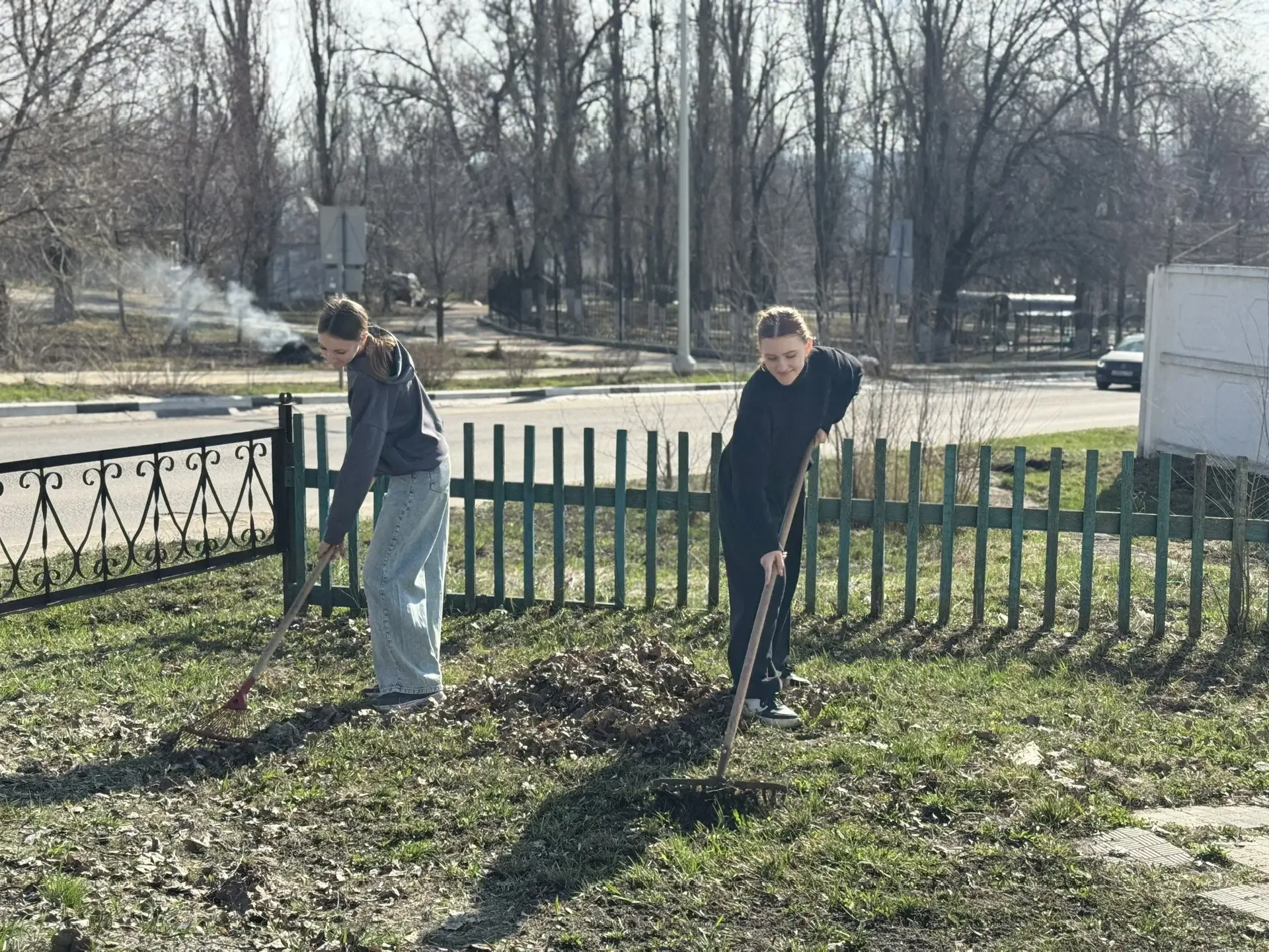🌿 В нашей школе прошел весенний субботник в рамках акции «Всероссийский субботник»!  Ученики дружно 