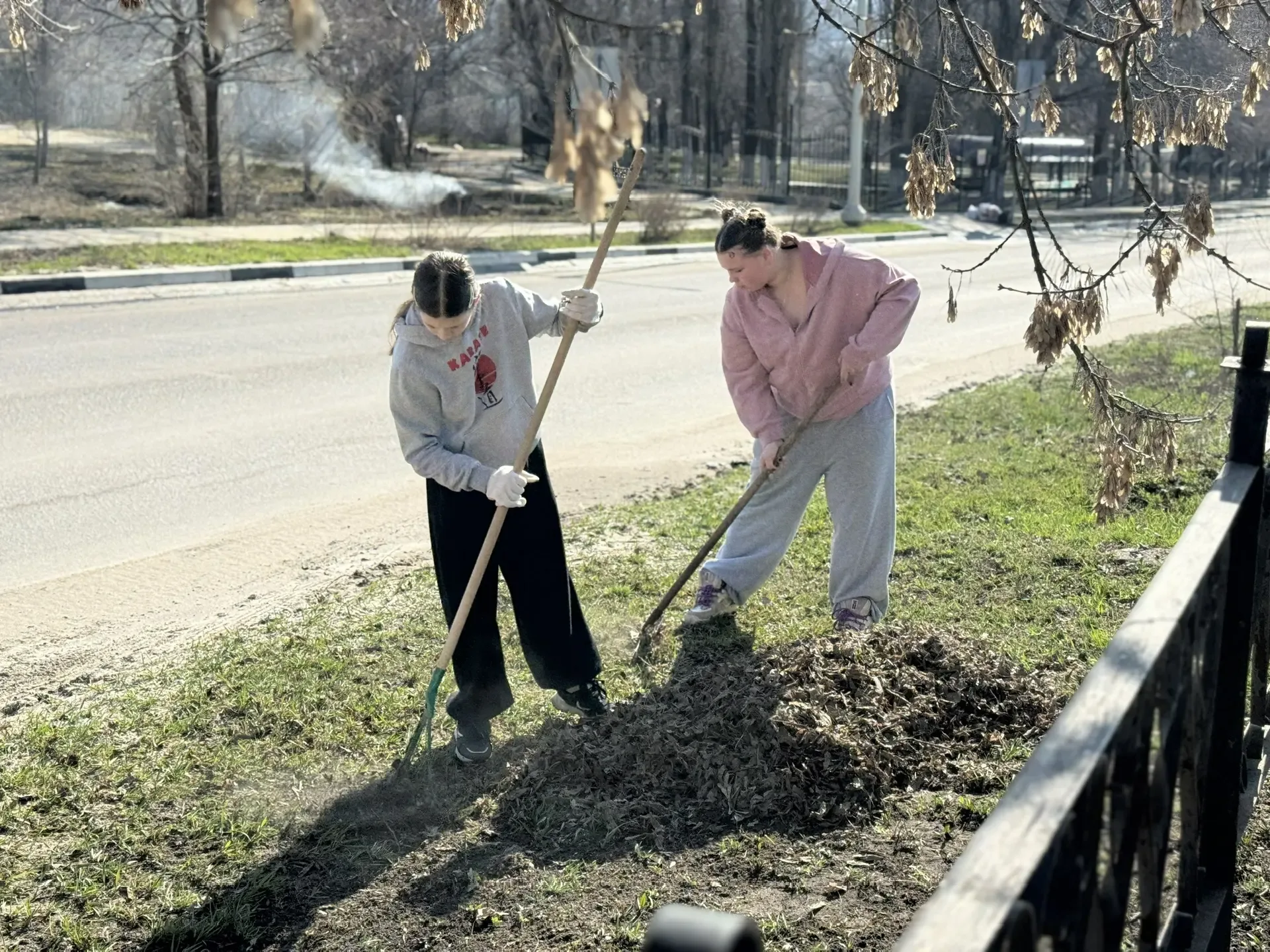 🌿 В нашей школе прошел весенний субботник в рамках акции «Всероссийский субботник»!  Ученики дружно 