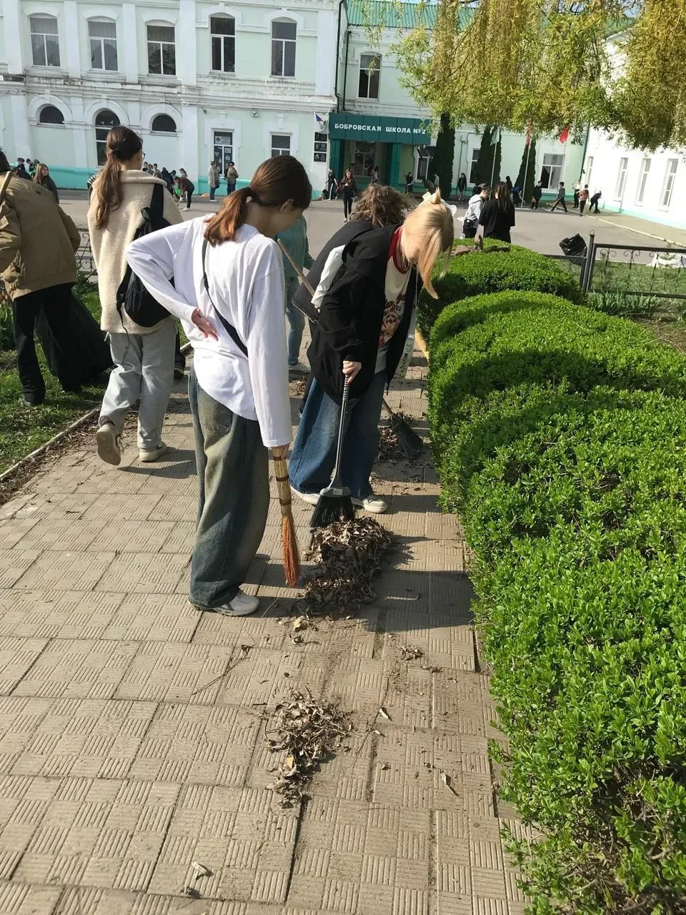 🌿 В нашей школе прошел весенний субботник в рамках акции «Всероссийский субботник»!  Ученики дружно 
