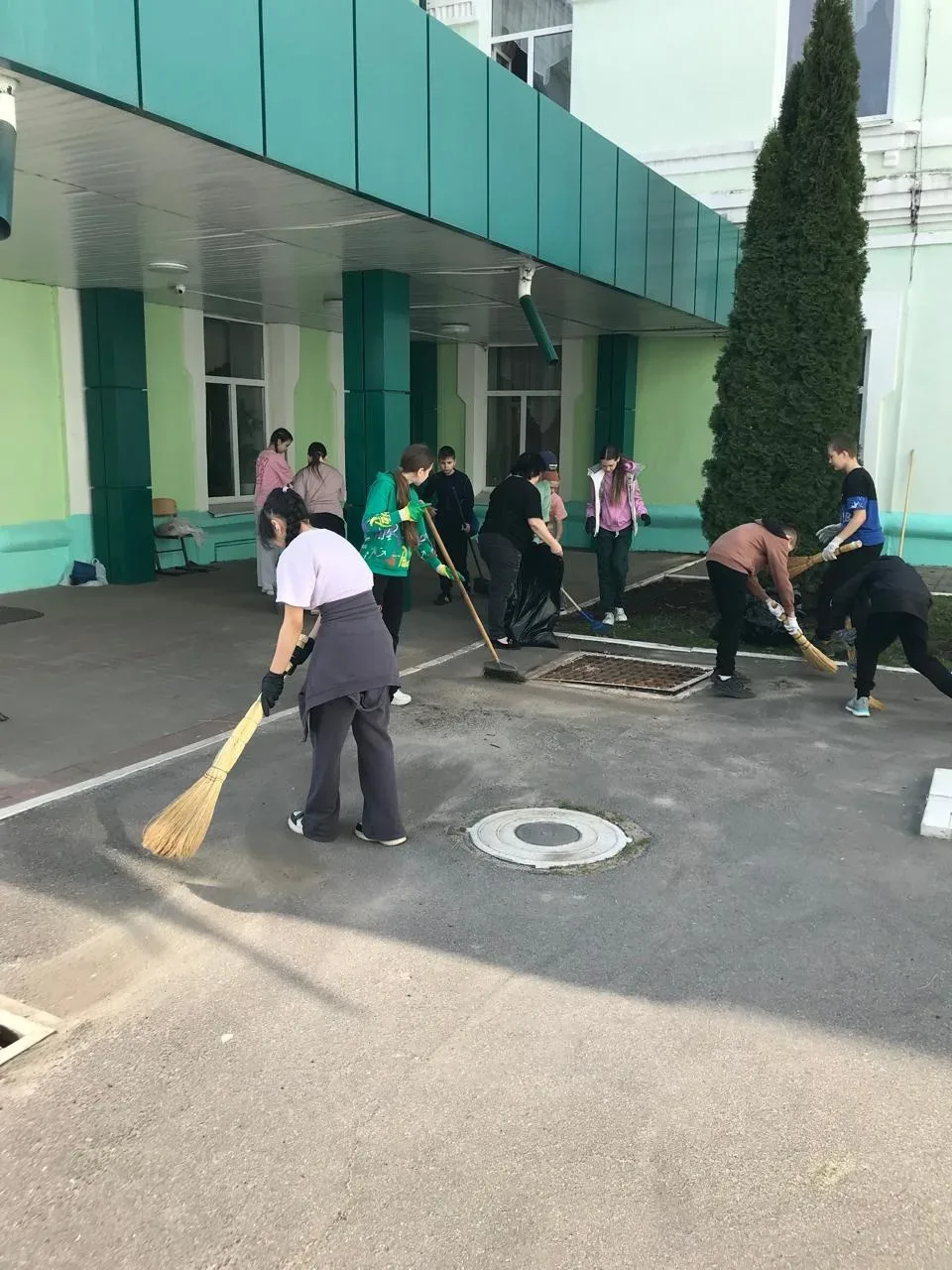 🌿 В нашей школе прошел весенний субботник в рамках акции «Всероссийский субботник»!  Ученики дружно 