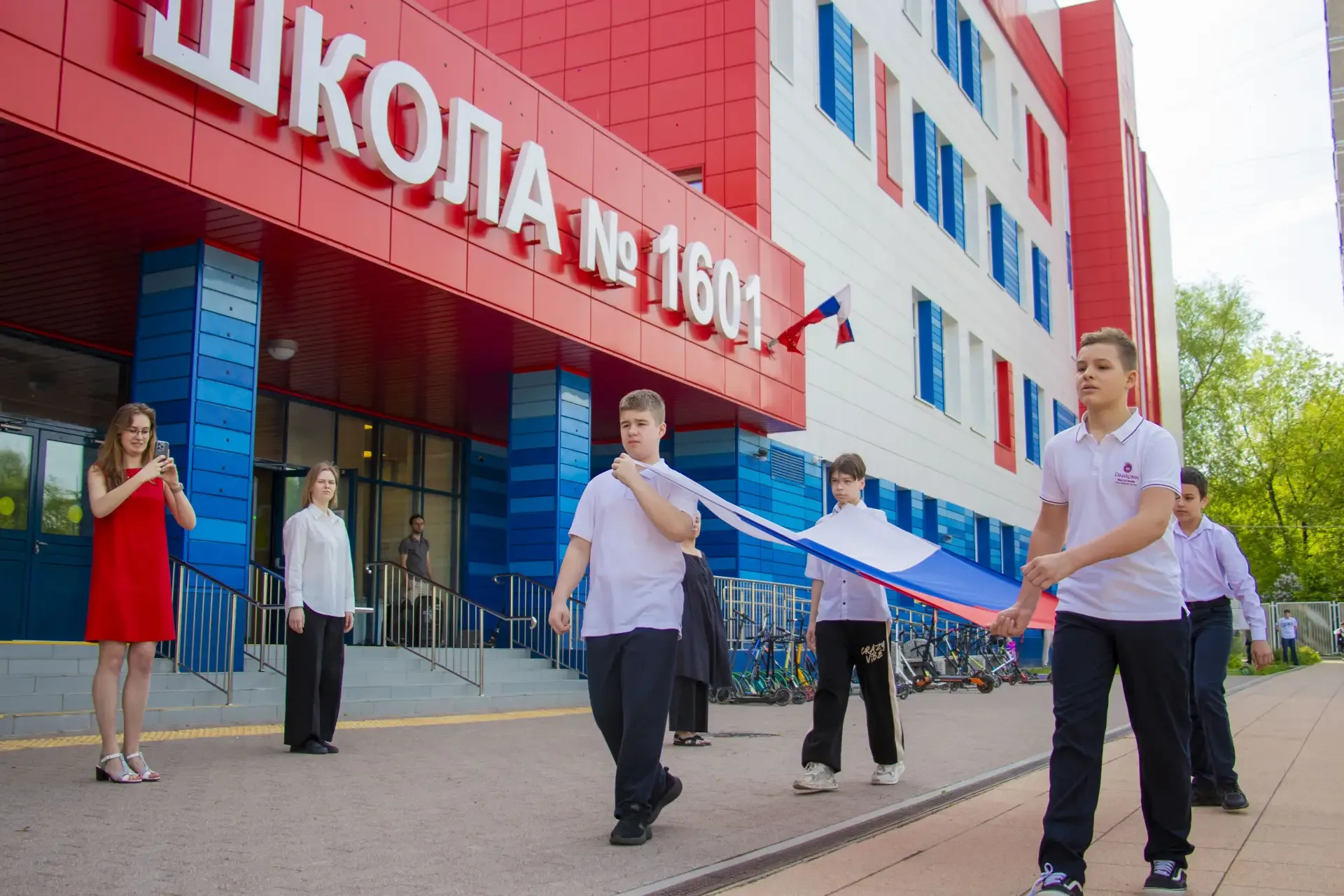 🇷🇺 Традиция, которая объединяет!  Каждый понедельник начинается с Церемонии поднятия флага Российско