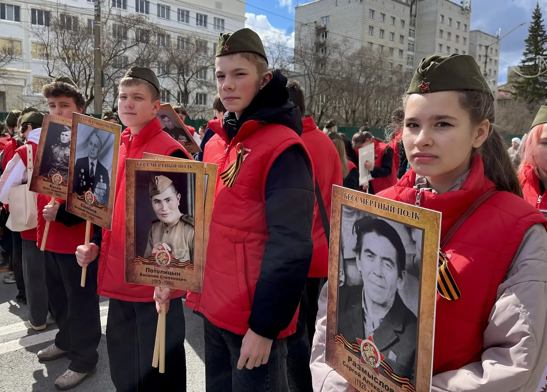 🔸 Волонтёрам нашей школы выпала честь стать частью шествия «Бессмертный полк».  Масштабная традицион