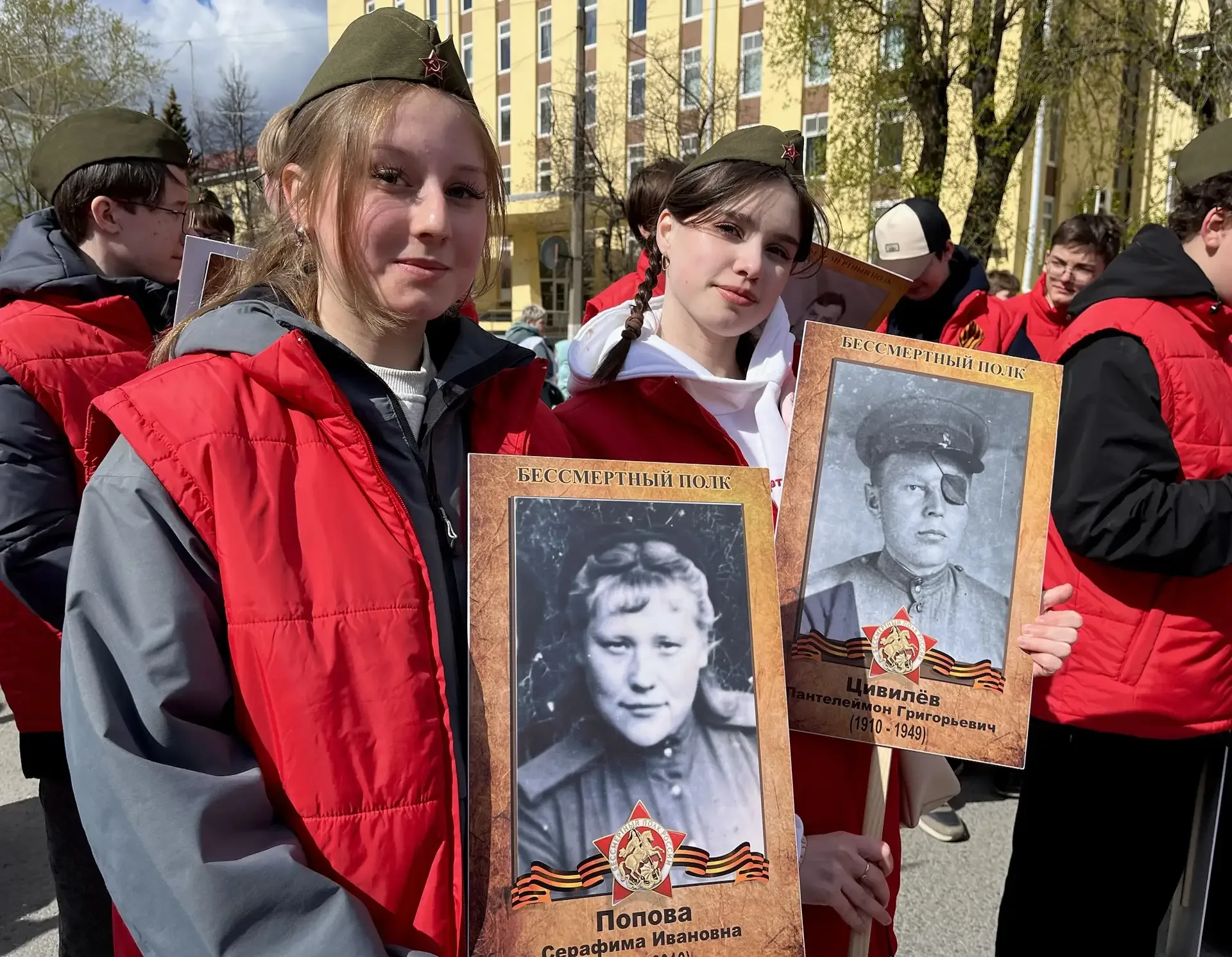 🔸 Волонтёрам нашей школы выпала честь стать частью шествия «Бессмертный полк».  Масштабная традицион