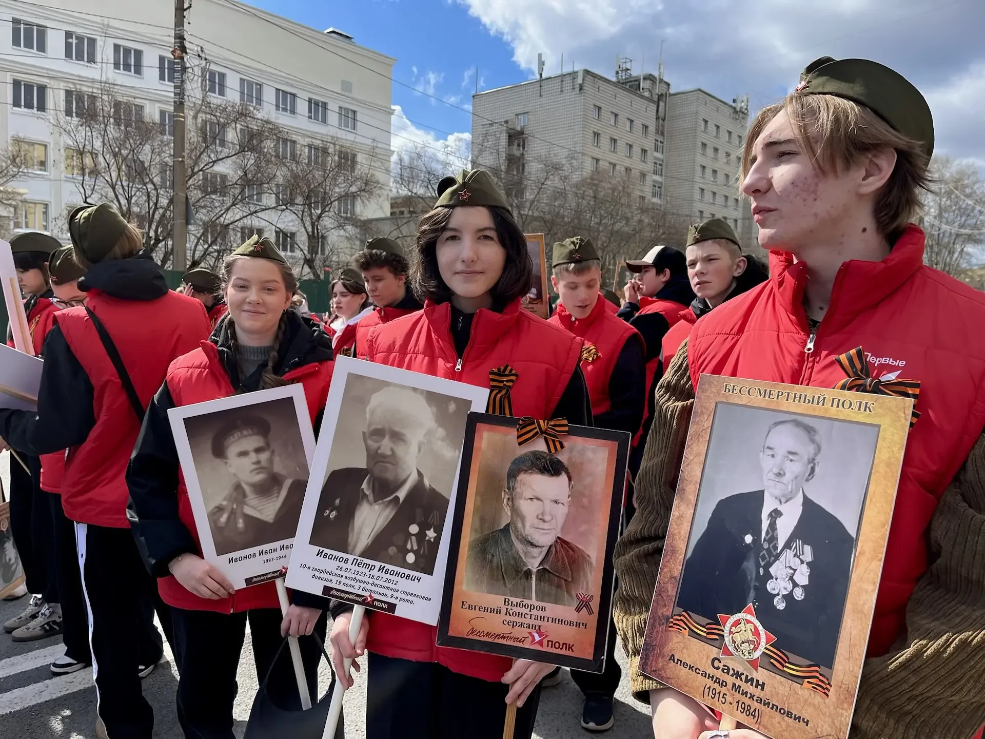 🔸 Волонтёрам нашей школы выпала честь стать частью шествия «Бессмертный полк».  Масштабная традицион
