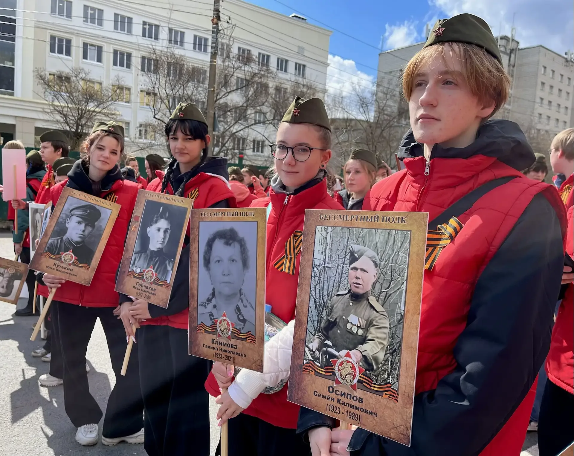 🔸 Волонтёрам нашей школы выпала честь стать частью шествия «Бессмертный полк».  Масштабная традицион