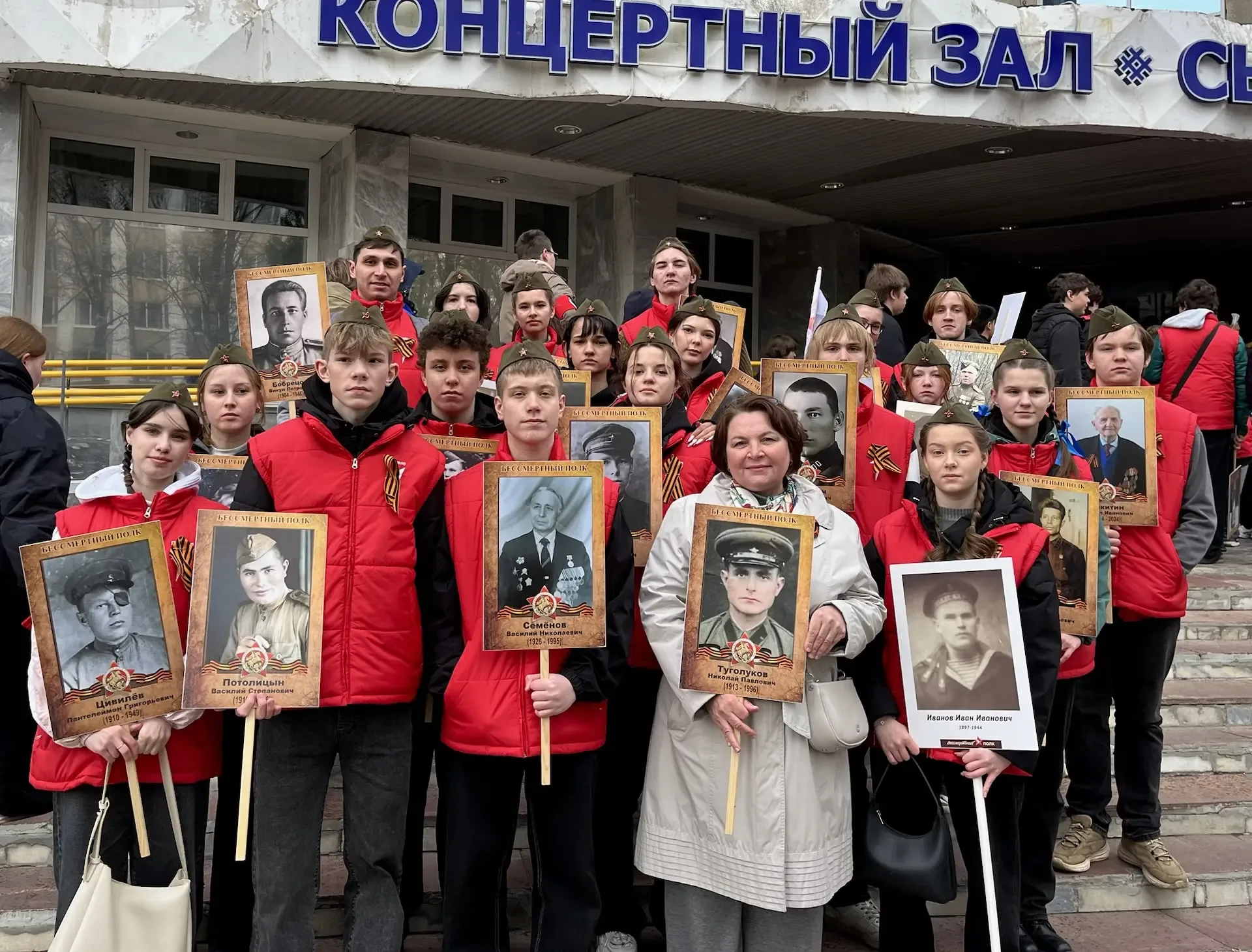 🔸 Волонтёрам нашей школы выпала честь стать частью шествия «Бессмертный полк».  Масштабная традицион