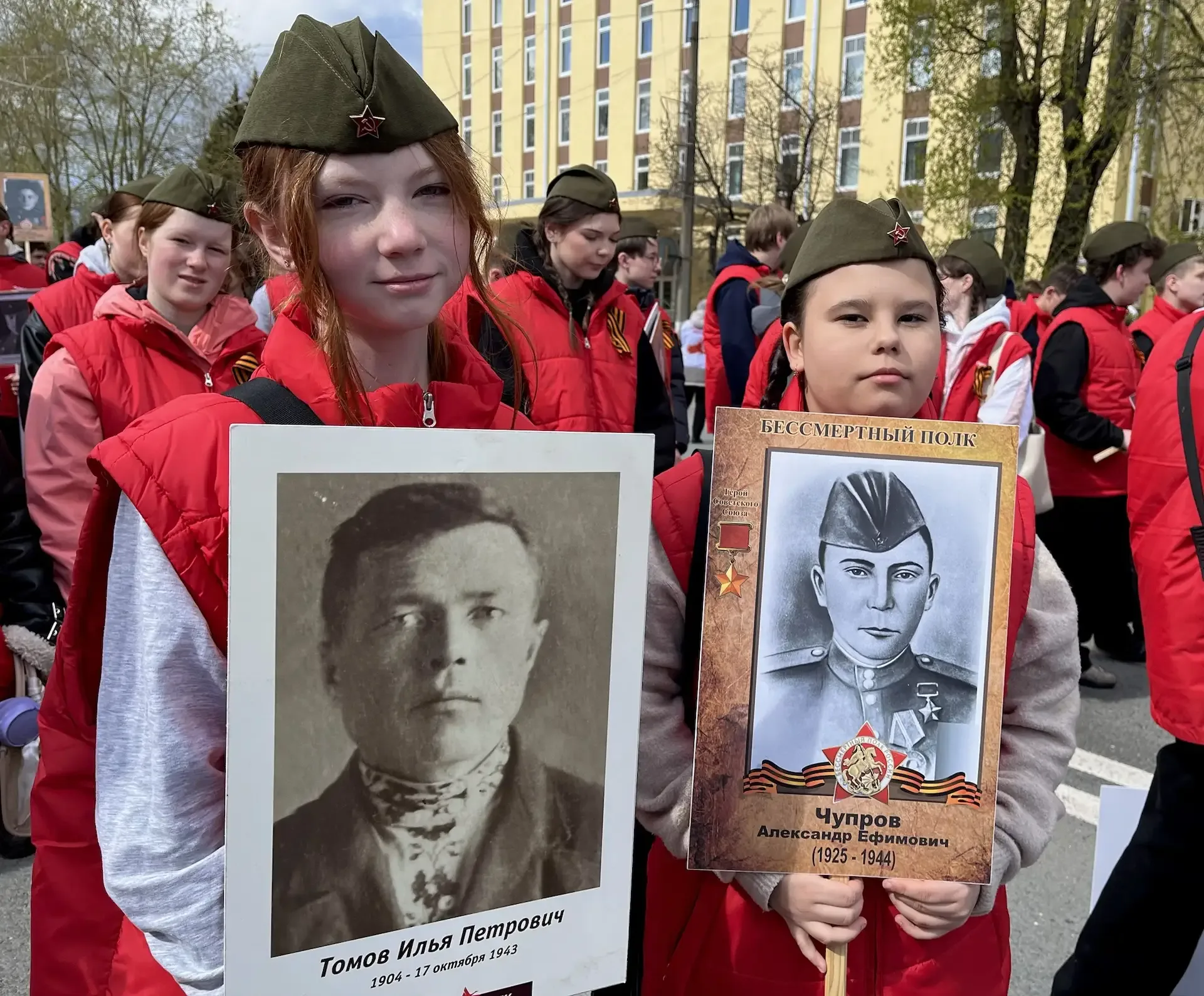 🔸 Волонтёрам нашей школы выпала честь стать частью шествия «Бессмертный полк».  Масштабная традицион