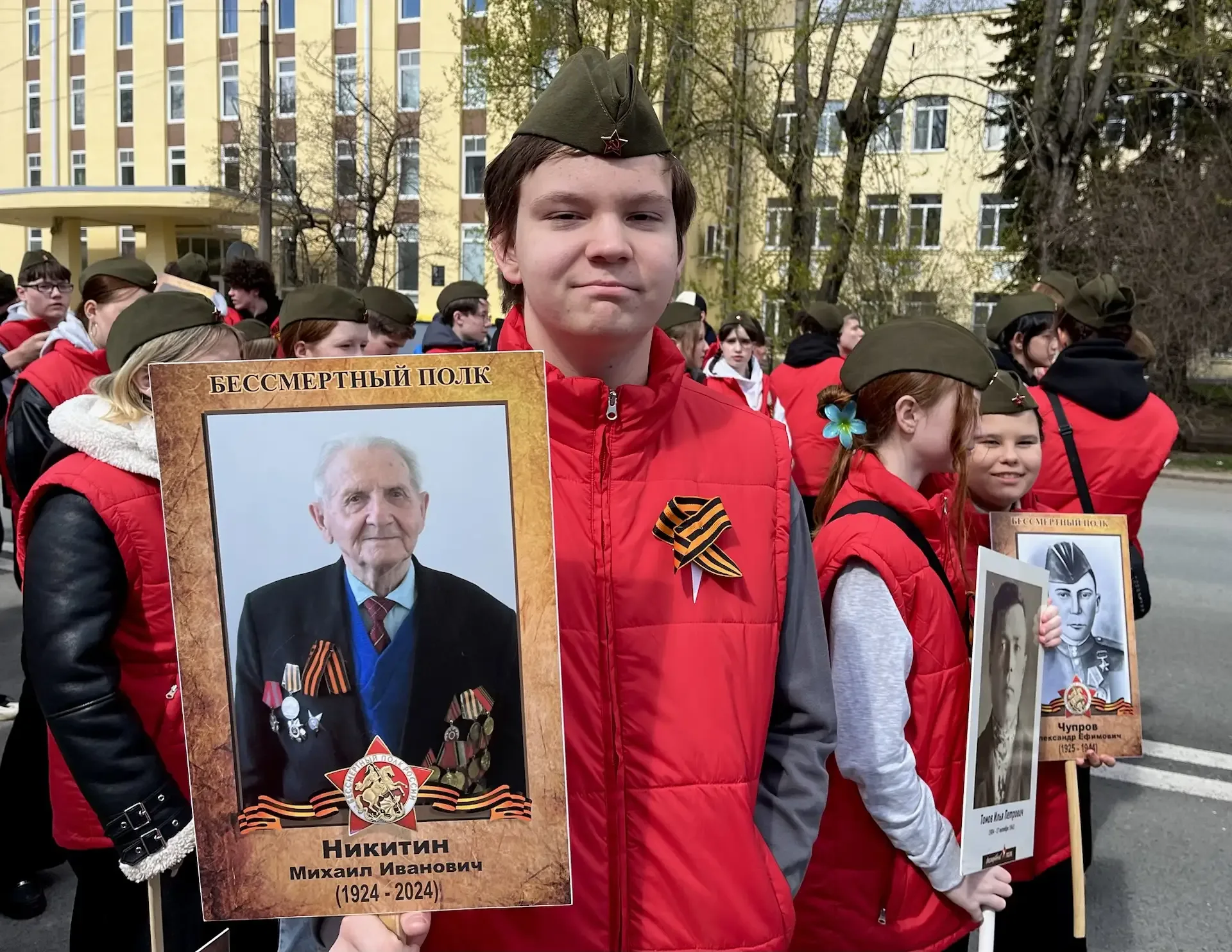 🔸 Волонтёрам нашей школы выпала честь стать частью шествия «Бессмертный полк».  Масштабная традицион